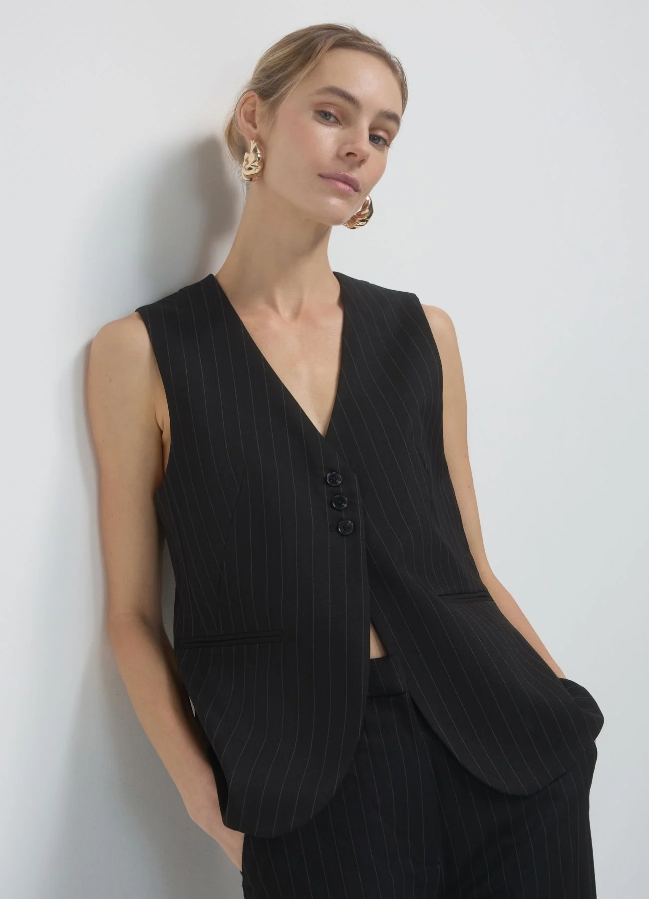 Gilet gessato con abbottonatura alta - Image 3