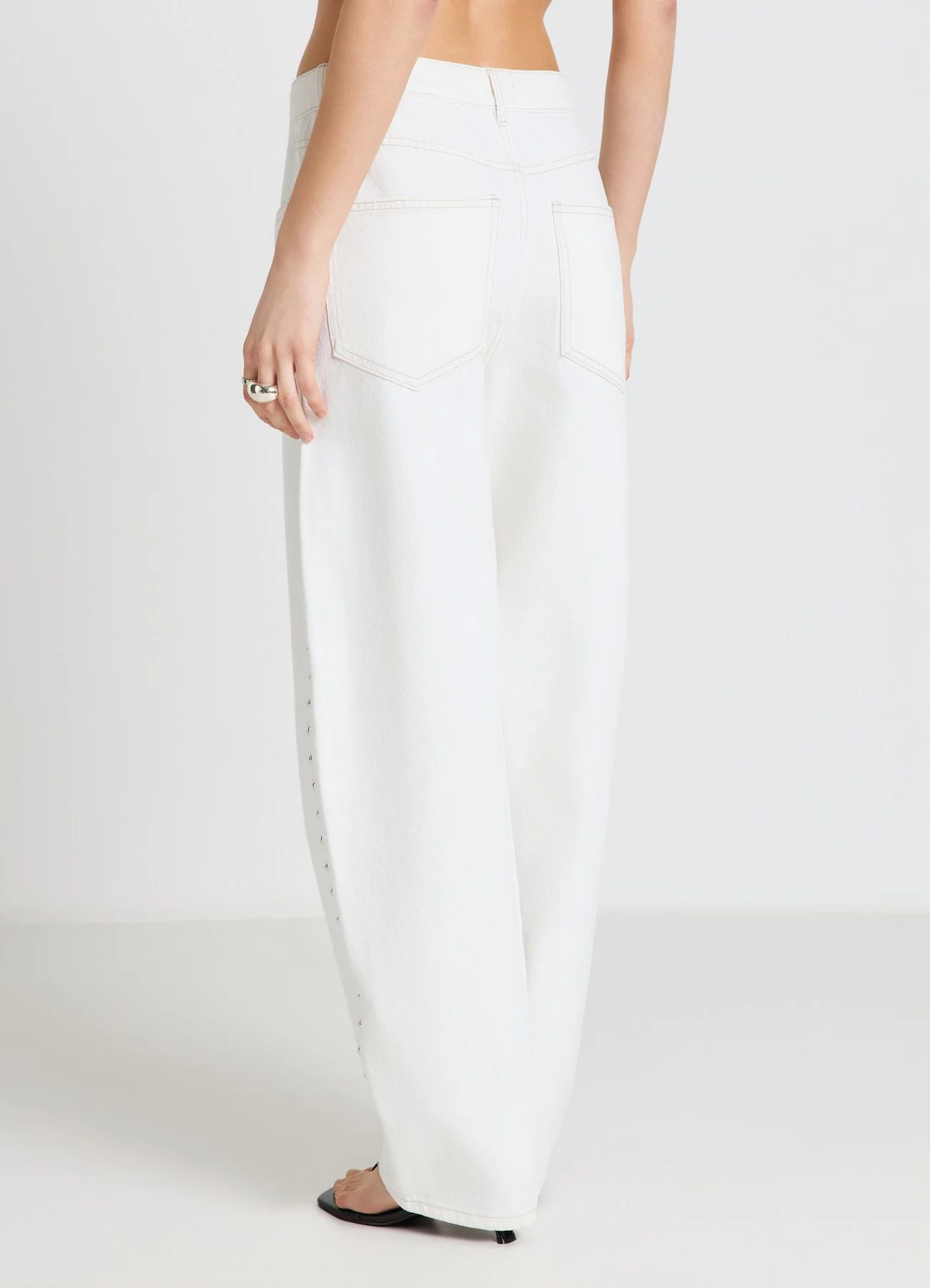 Jeans barrel con borchie laterali - Image 3