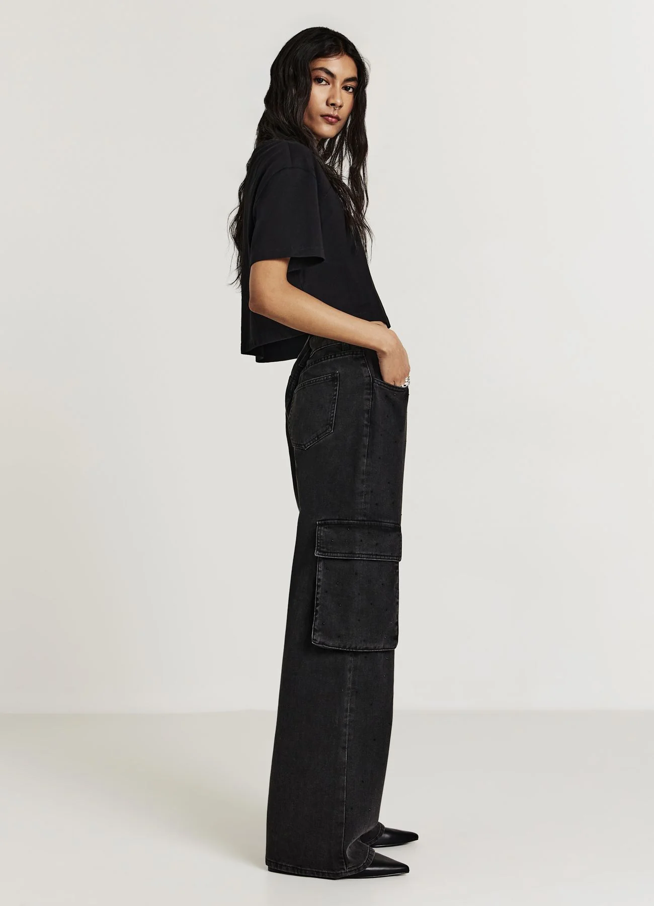 Jeans cargo con strass