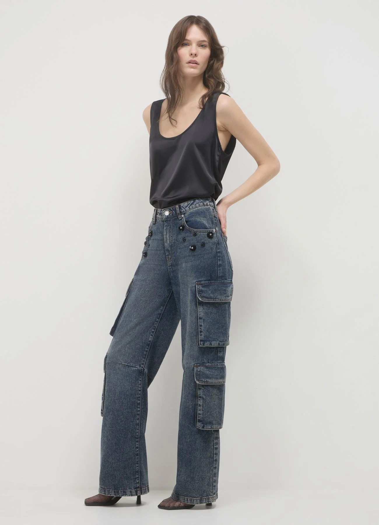 Jeans cargo effetto sabbiato con applicazioni