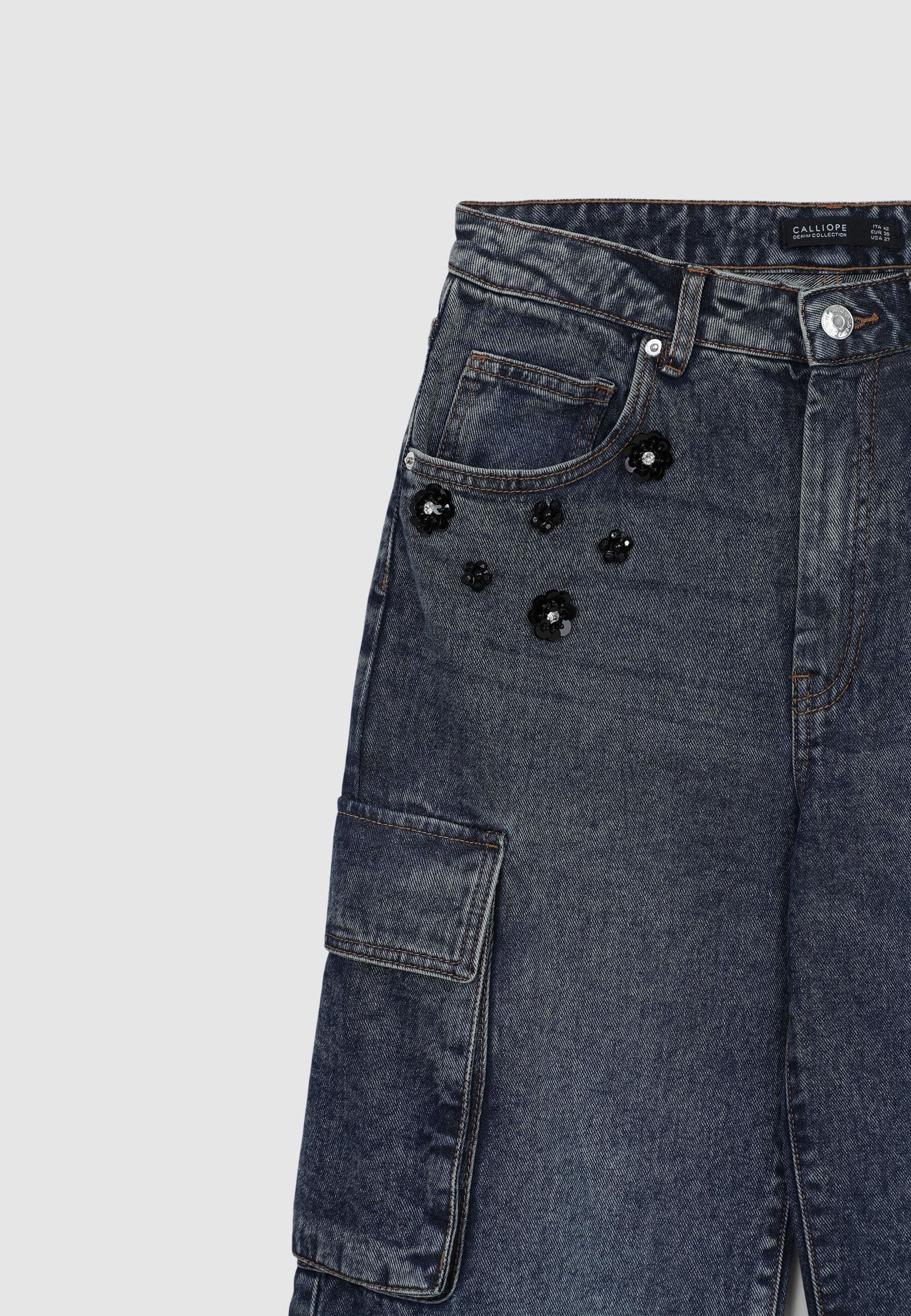 Jeans cargo effetto sabbiato con applicazioni - Image 5