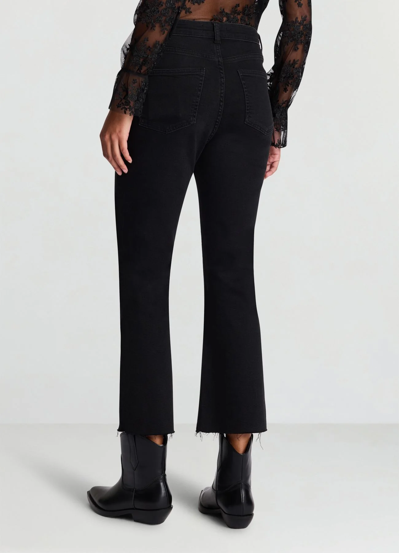 Jeans cropped flare con orlo sfrangiato