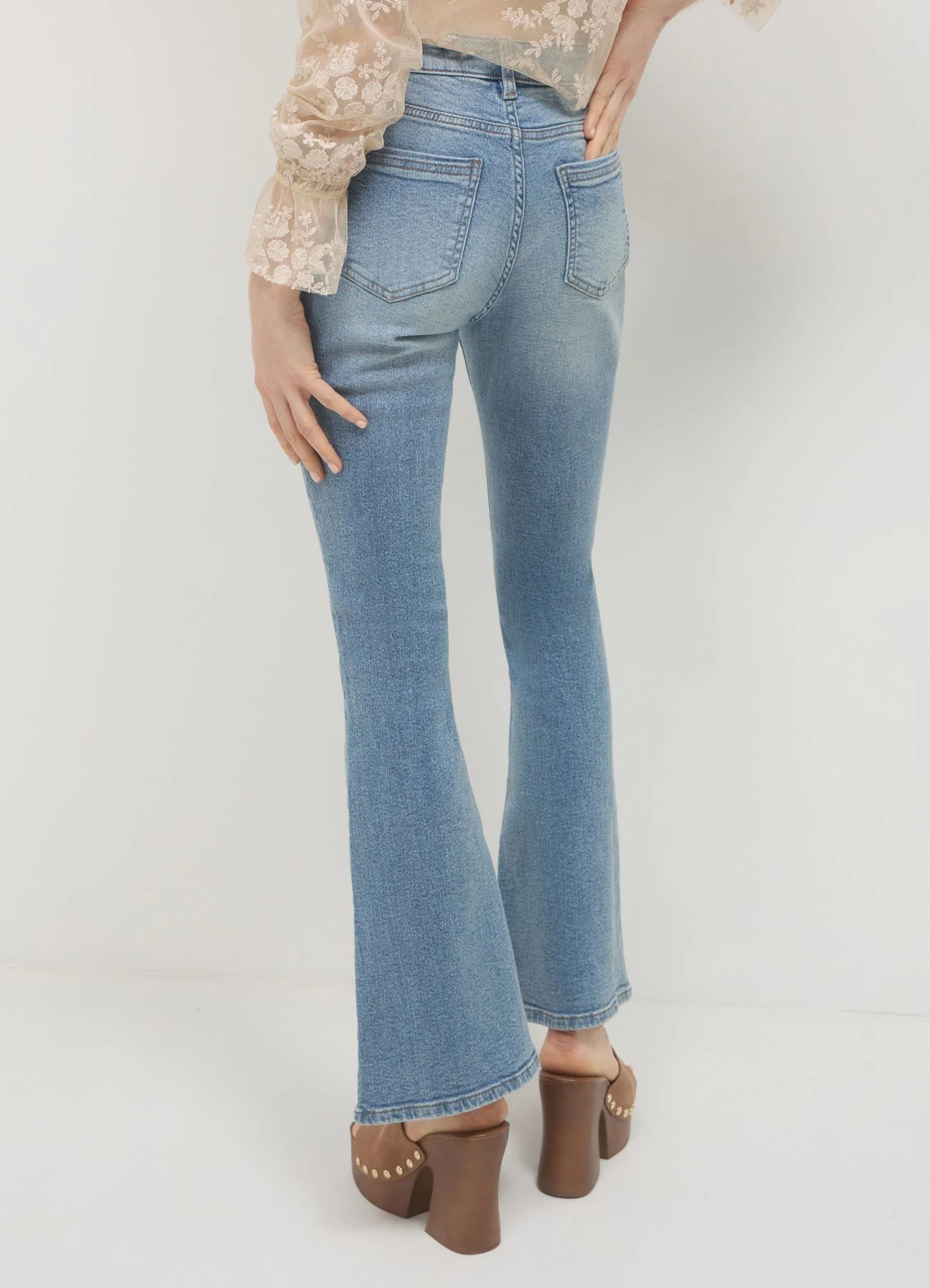Jeans flare effetto sabbiato - Image 2