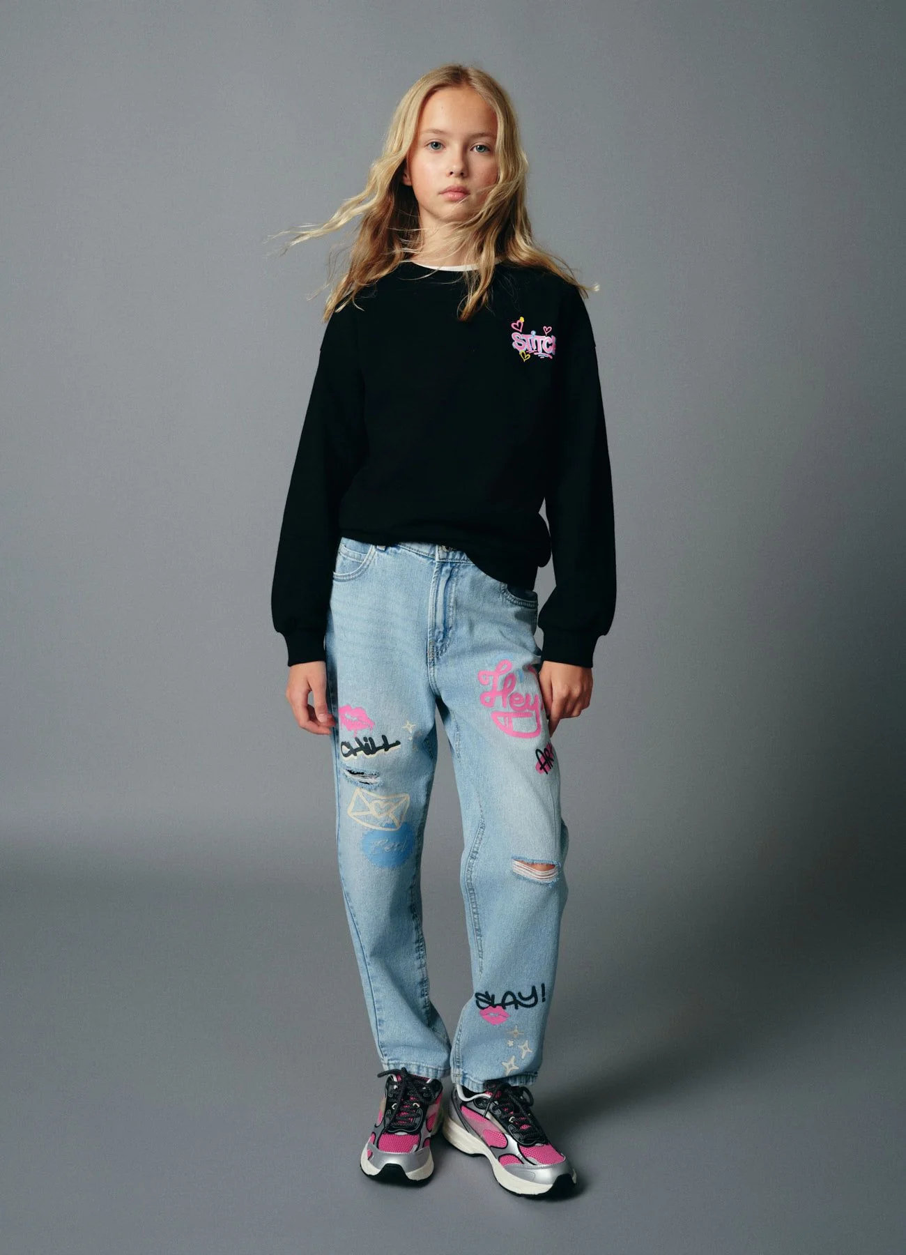 Jeans mom fit con scritte e strappi