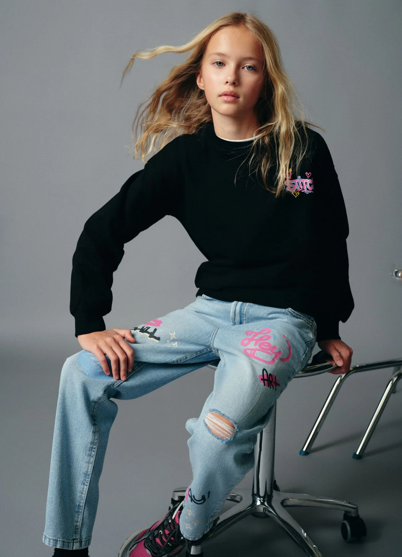 Jeans mom fit con scritte e strappi - Image 6