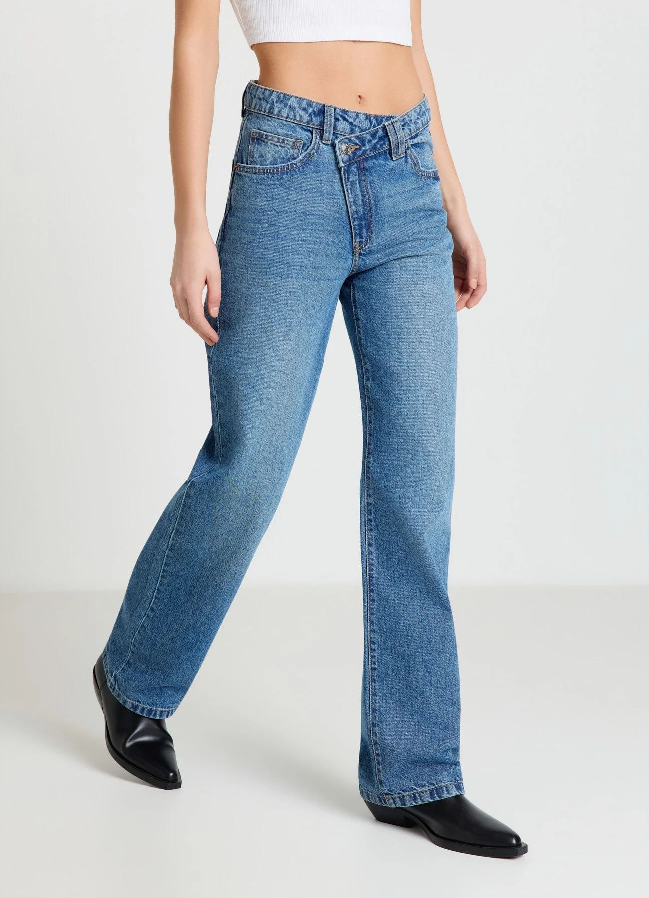 Jeans straight con patta incrociata