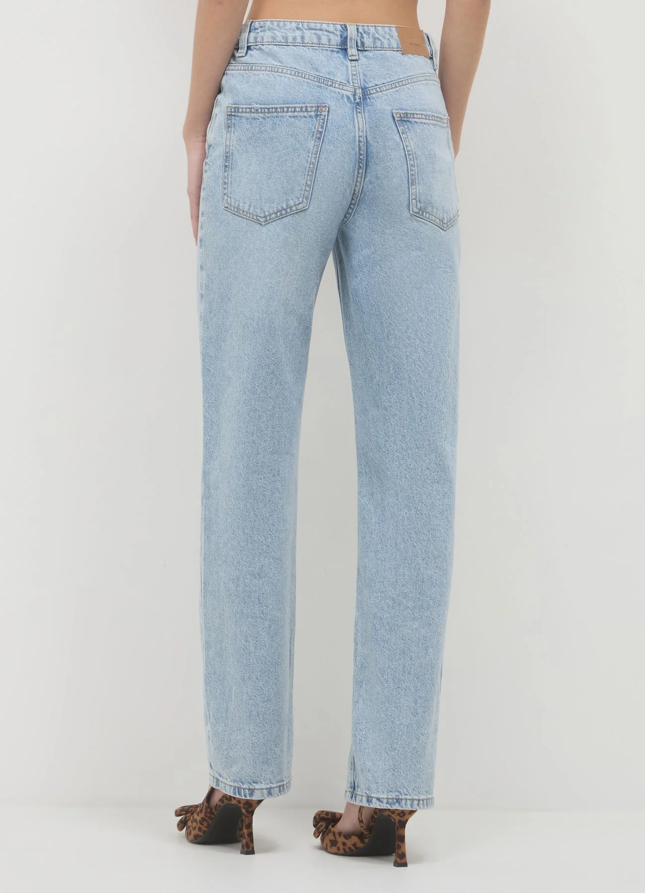 Jeans straight con risvolto - Image 3