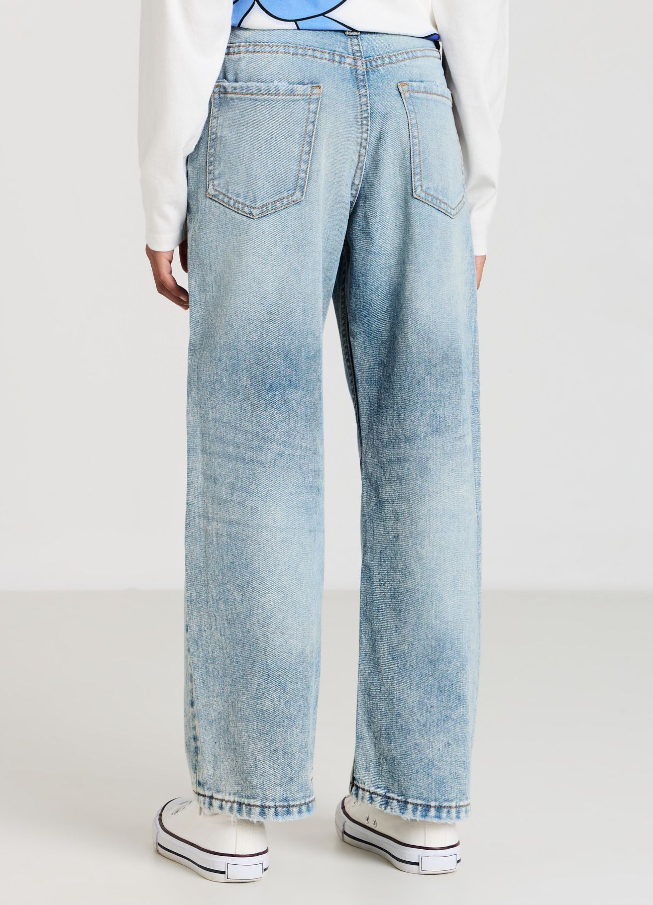 Jeans wide leg con applicazioni e strappi