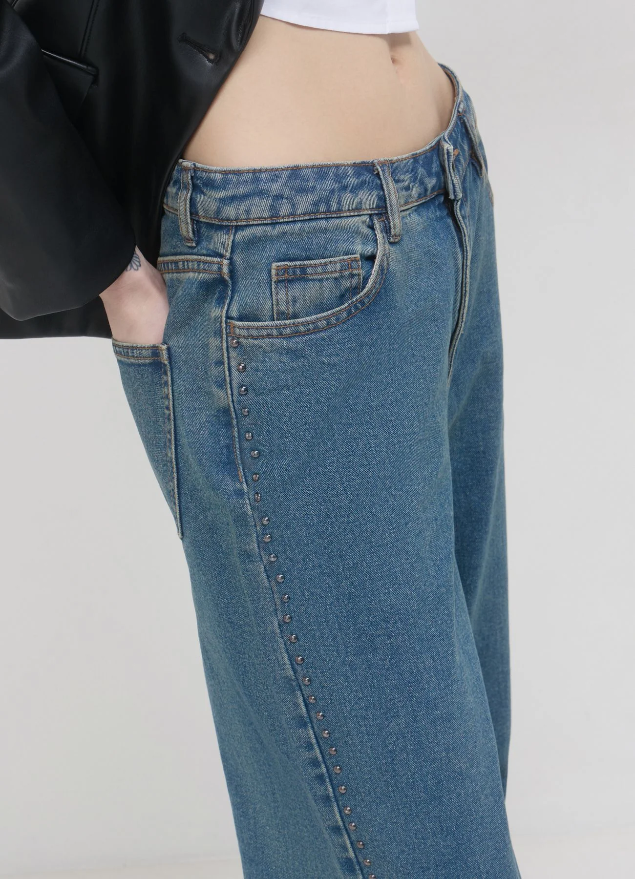 Jeans wide leg con borchie