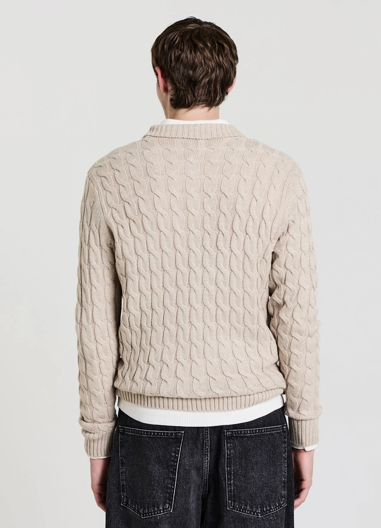 Maglia a trecce con collo derby