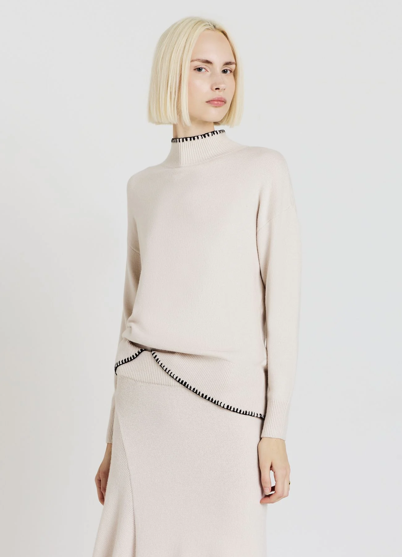 Maglia collo alto con dettagli a contrasto
