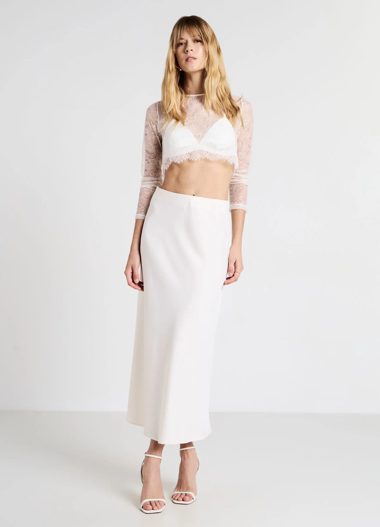 Maglia crop in pizzo con bralette