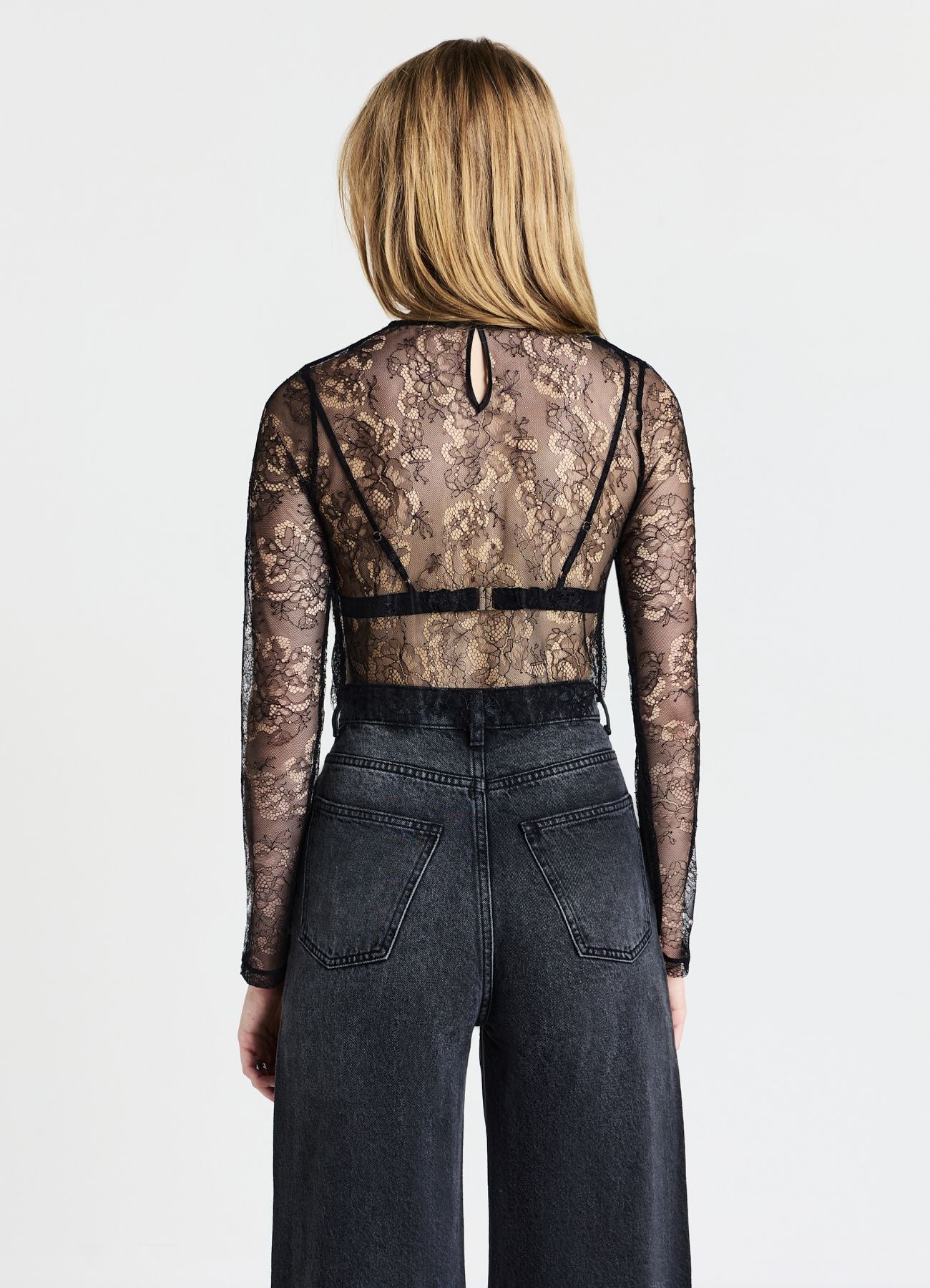 Maglia crop in pizzo con bralette