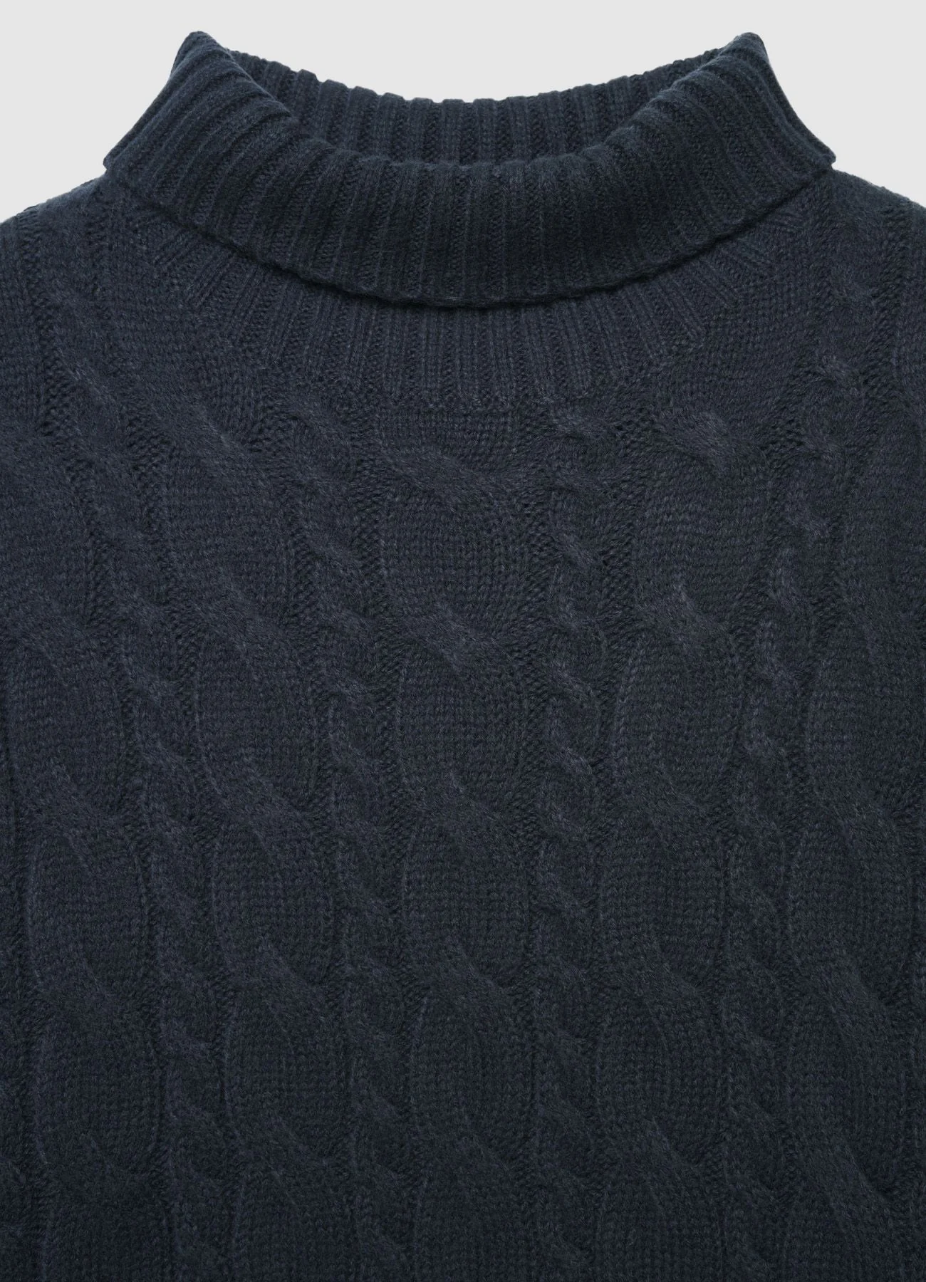 Maglione dolcevita con trecce - Image 6