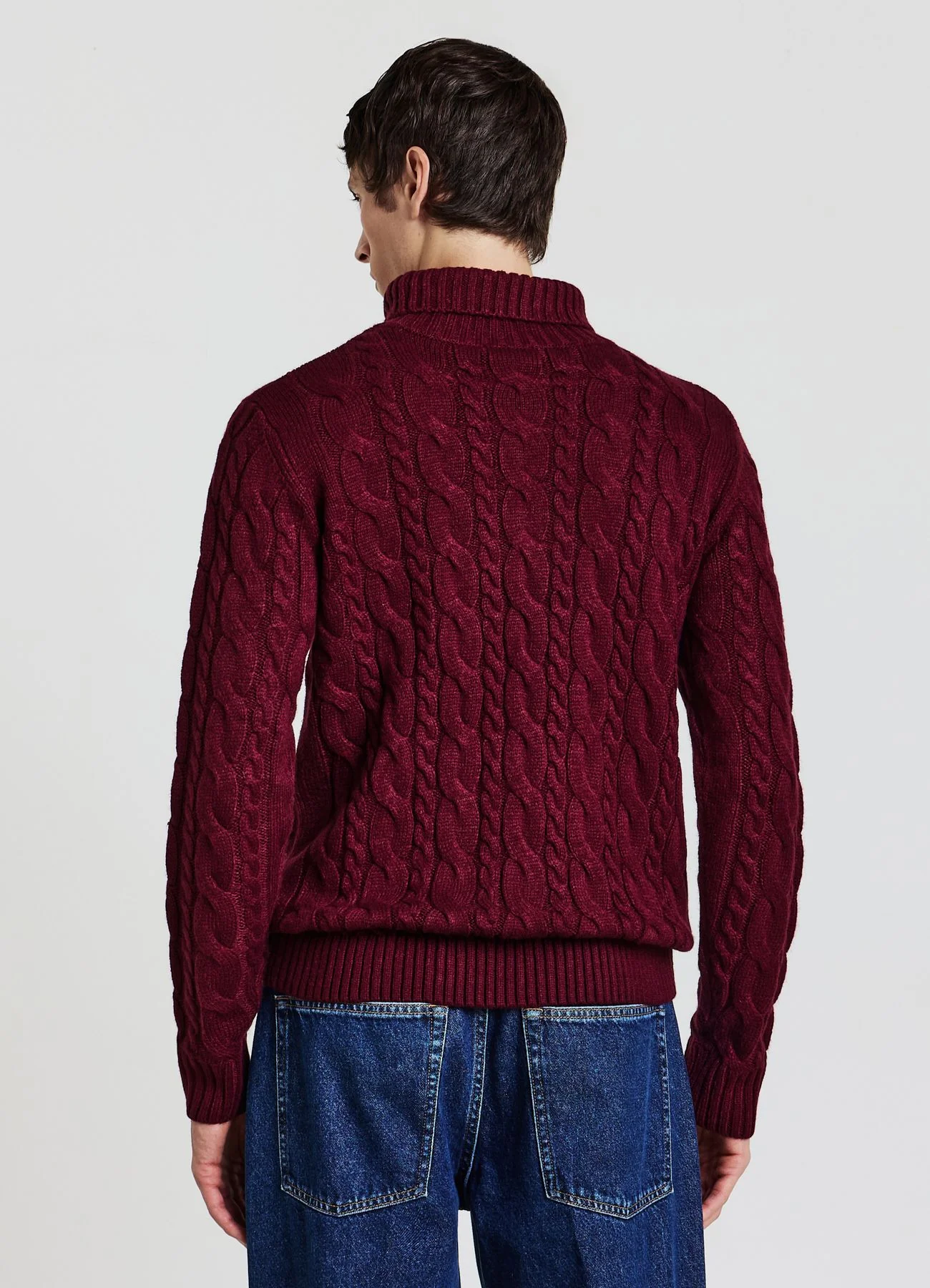 Maglione dolcevita con trecce