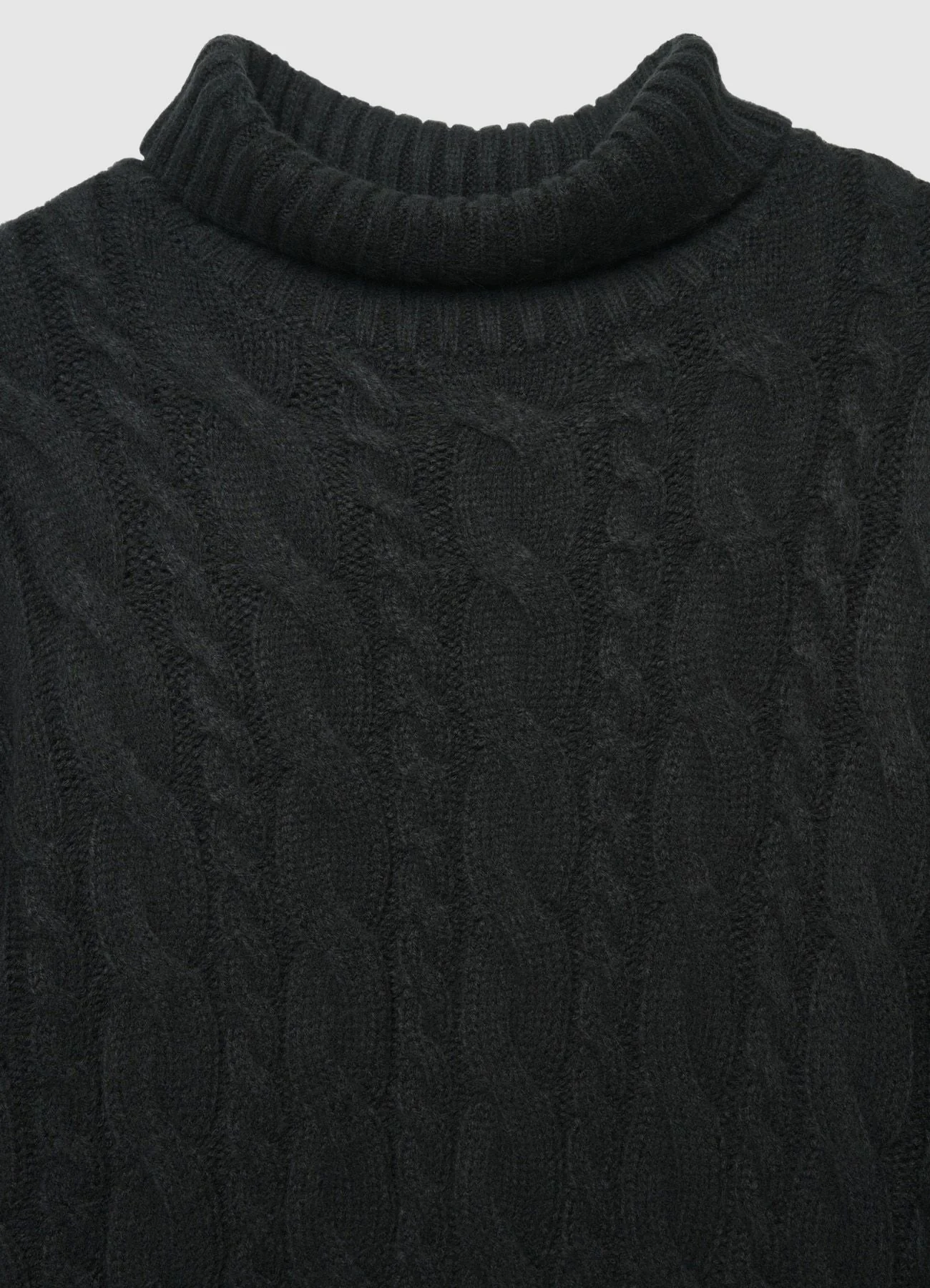 Maglione dolcevita con trecce - Image 5