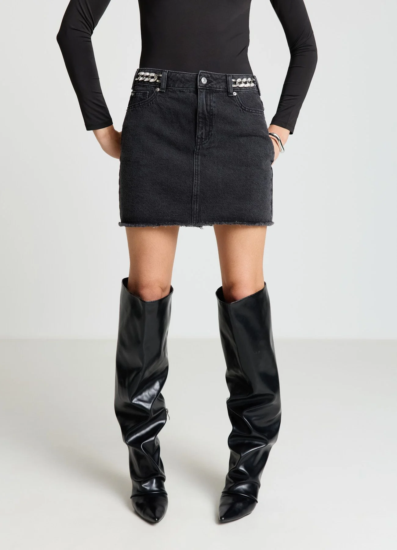 Minigonna denim con catena strass - Image 7