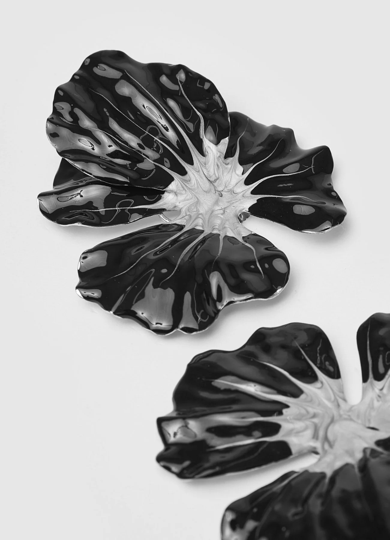 Orecchini a forma di fiore smaltato - Image 3