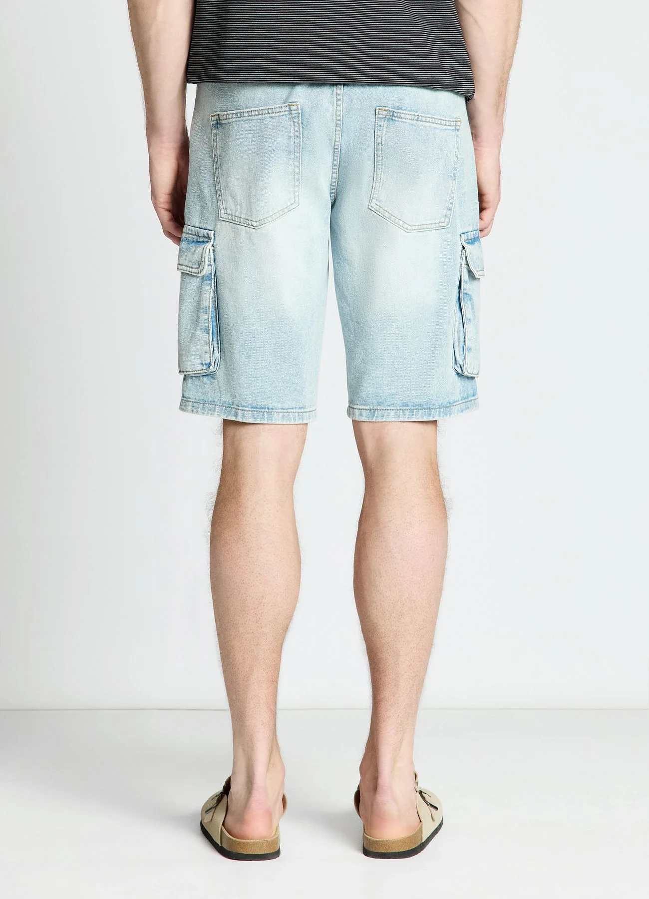 Pantaloncini cargo in denim con tasconi - Image 2