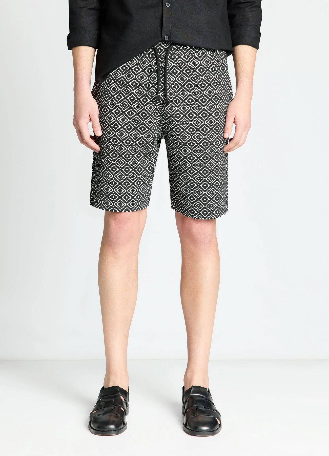 Pantaloncini ginnici con fantasia etnica geometrica - Image 2