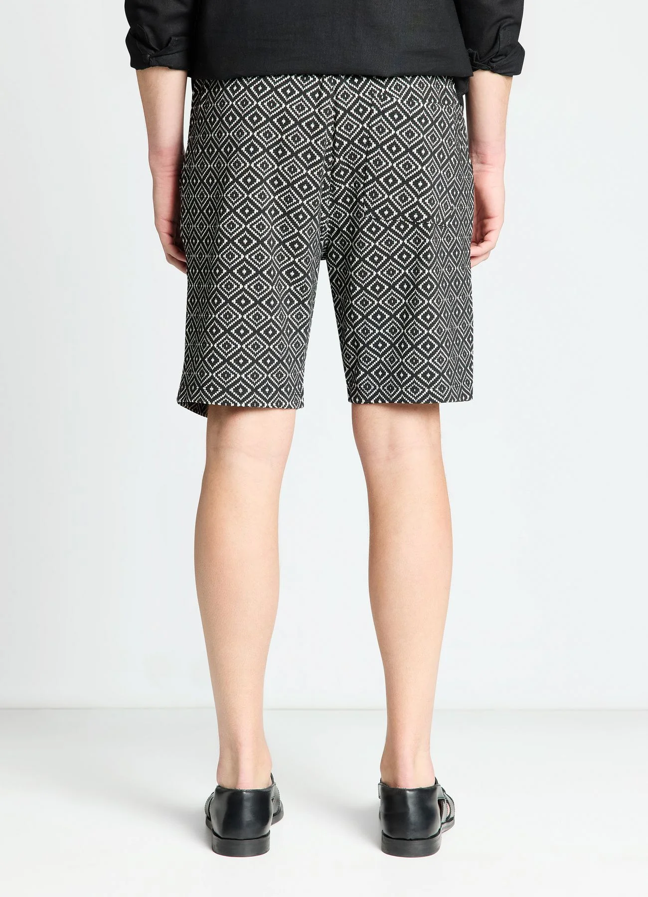 Pantaloncini ginnici con fantasia etnica geometrica - Image 3