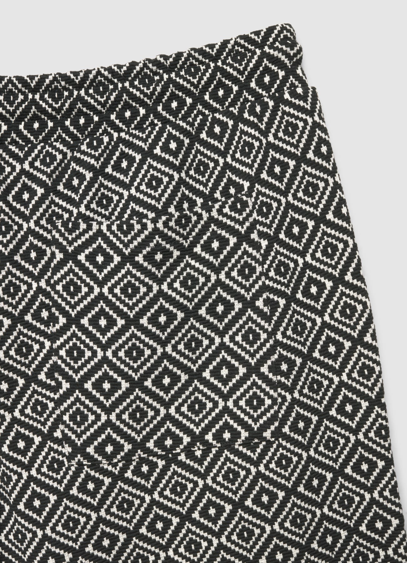 Pantaloncini ginnici con fantasia etnica geometrica - Image 6