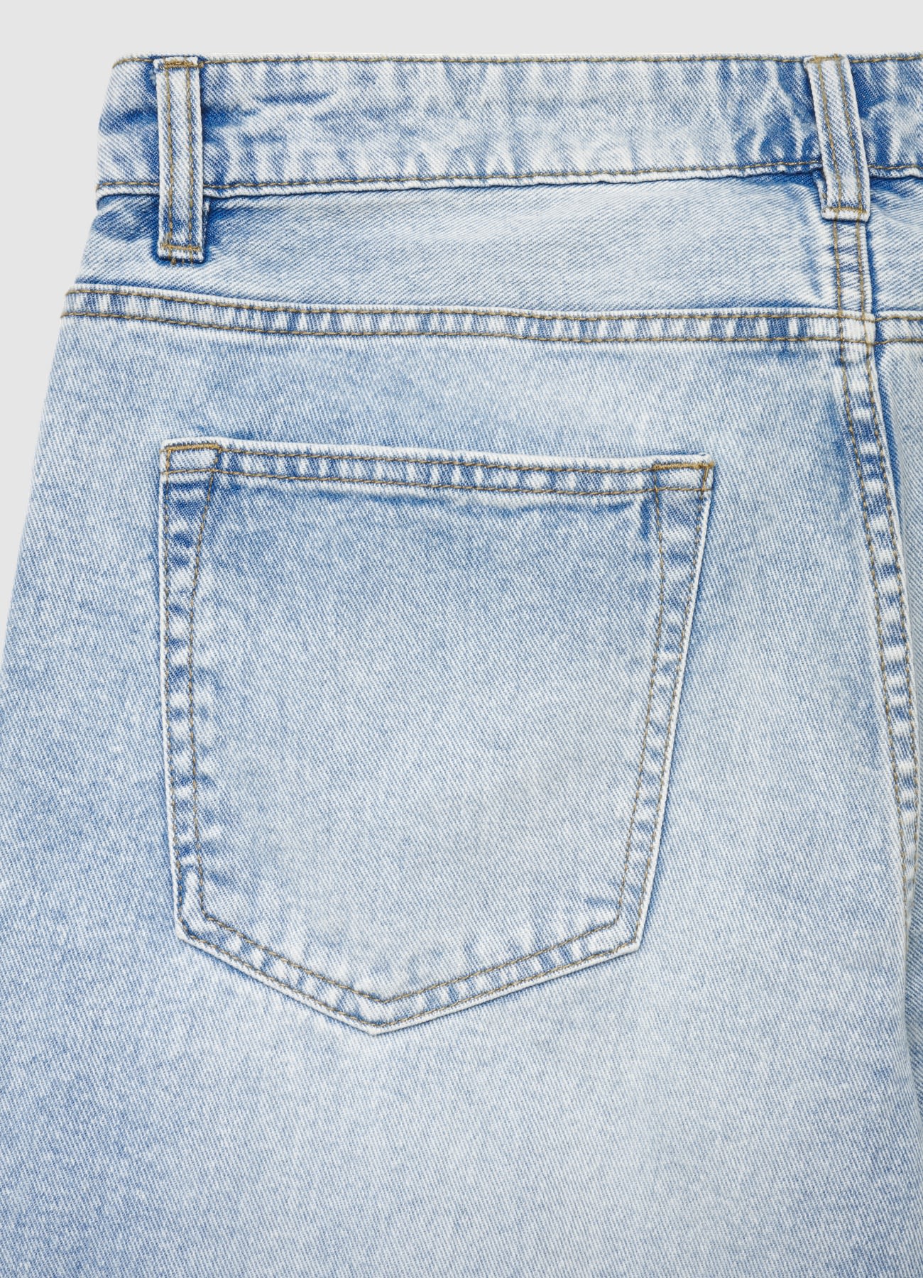 Pantaloncini in denim a 5 tasche con risvolto - Image 3
