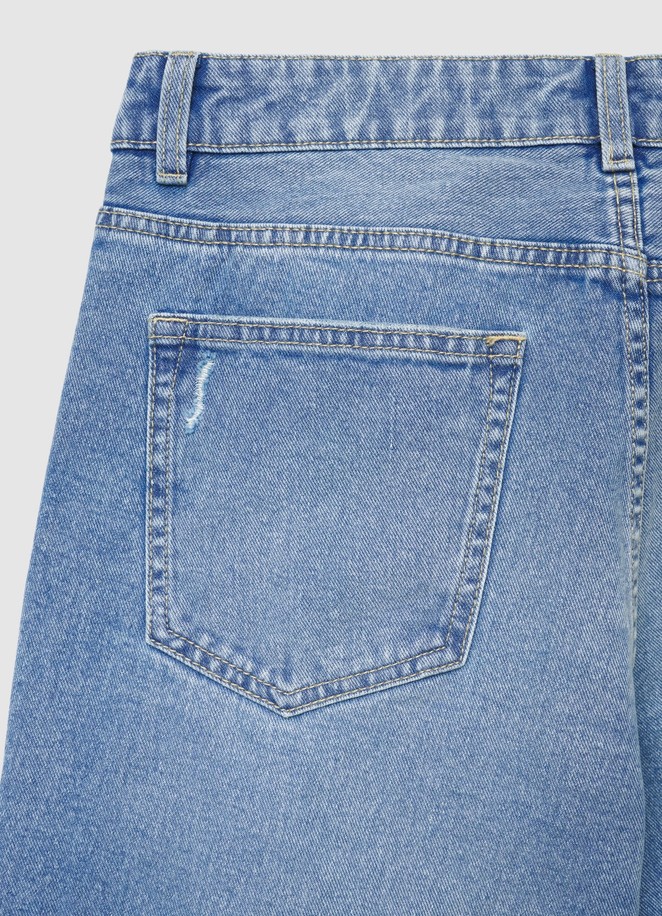 Pantaloncini in jeans con strappi - Image 2
