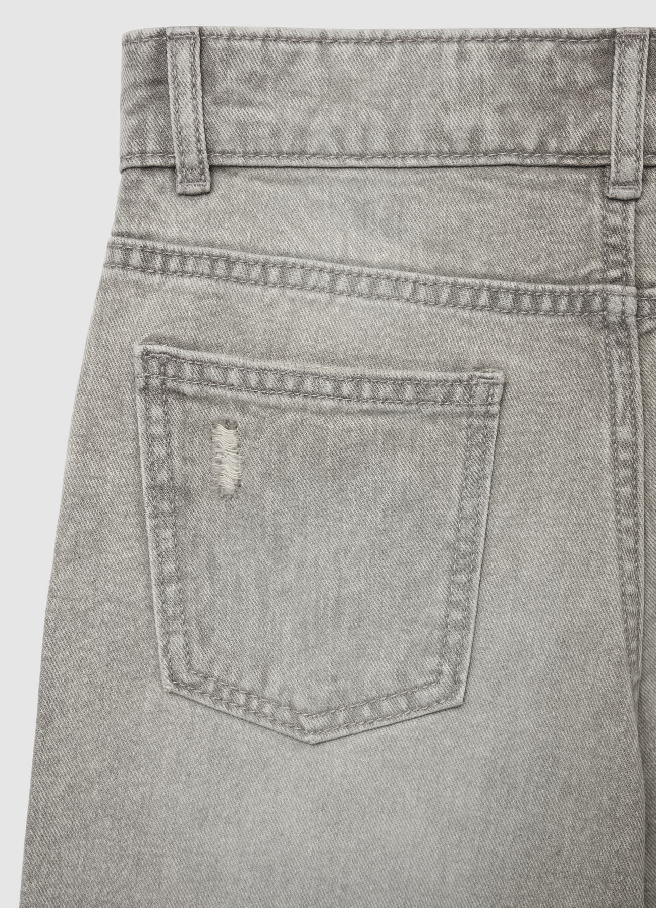 Pantaloncini in jeans con strappi - Image 3