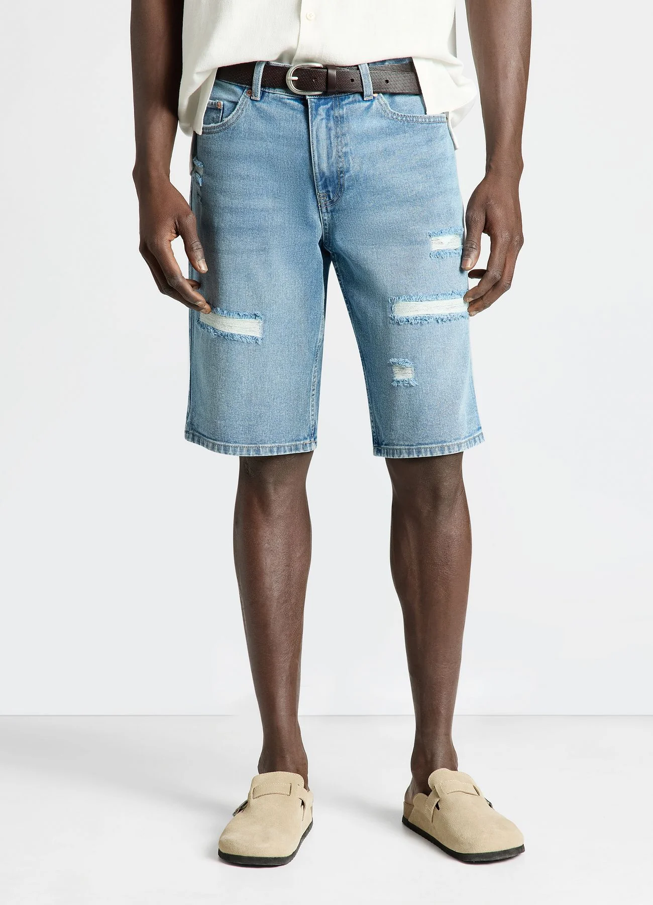 Pantaloncini jeans con strappi e risvolto - Image 2