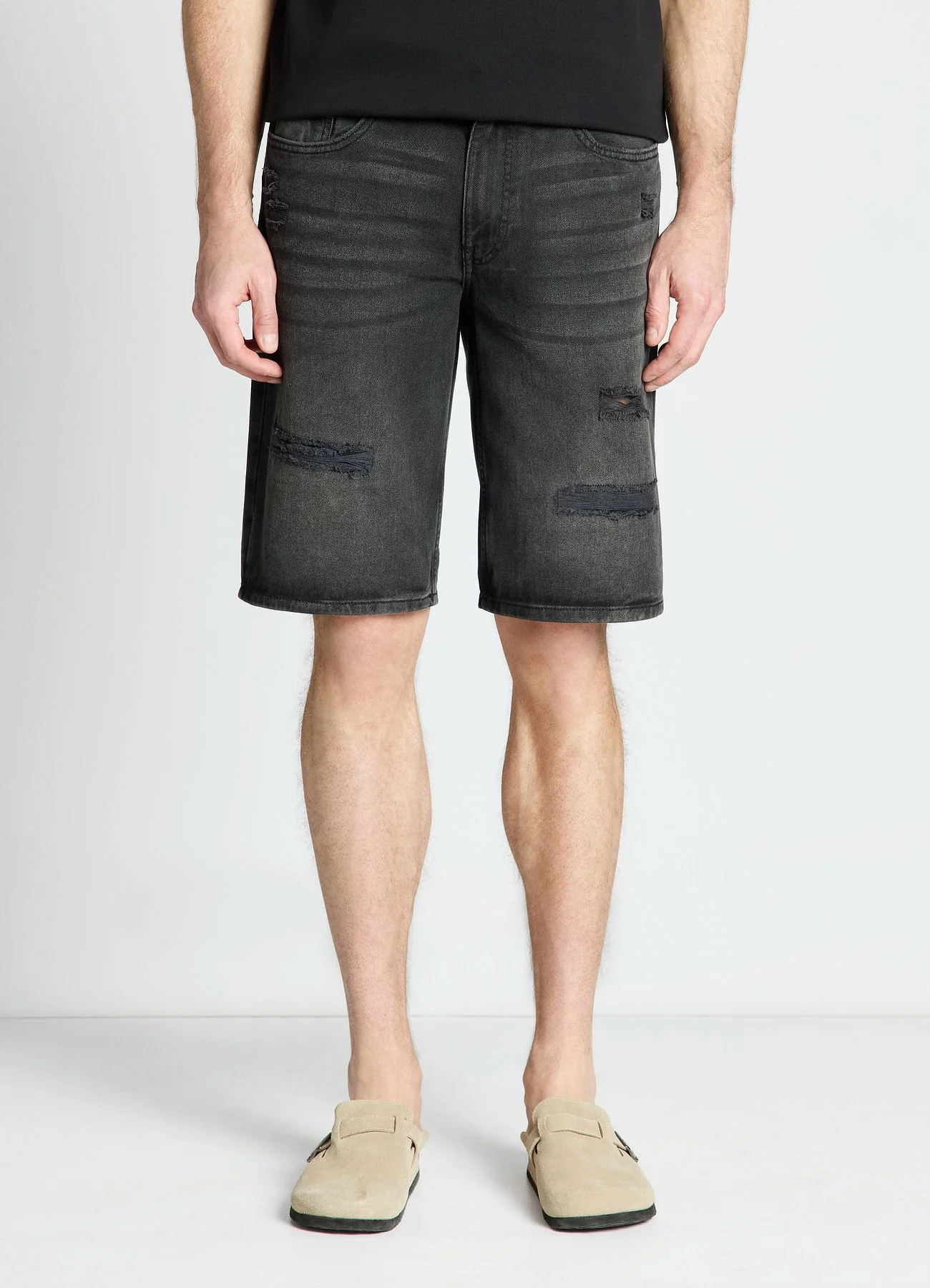 Pantaloncini jeans con strappi e risvolto - Image 2