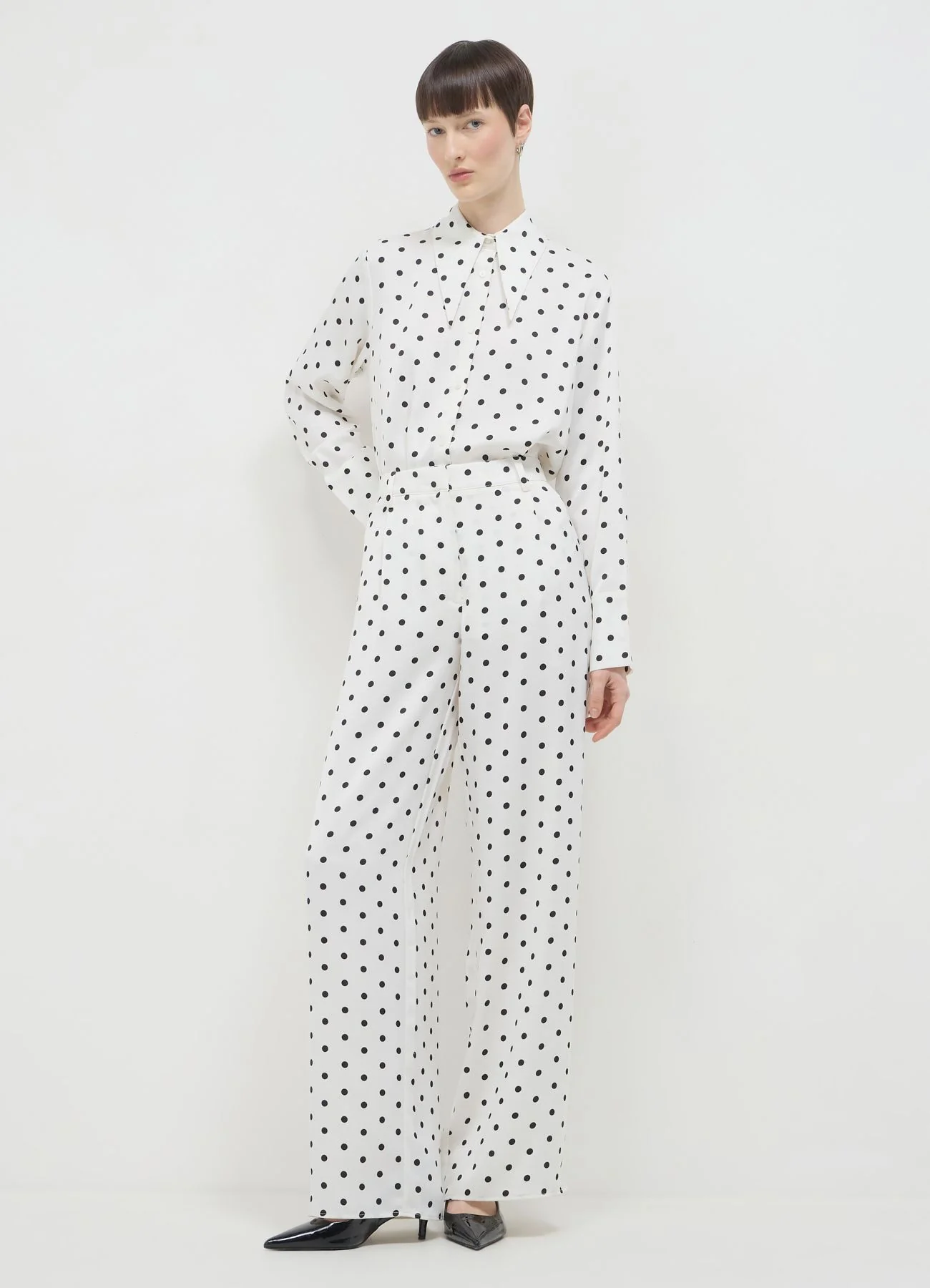 Pantalone palazzo simil satin a pois - Image 3