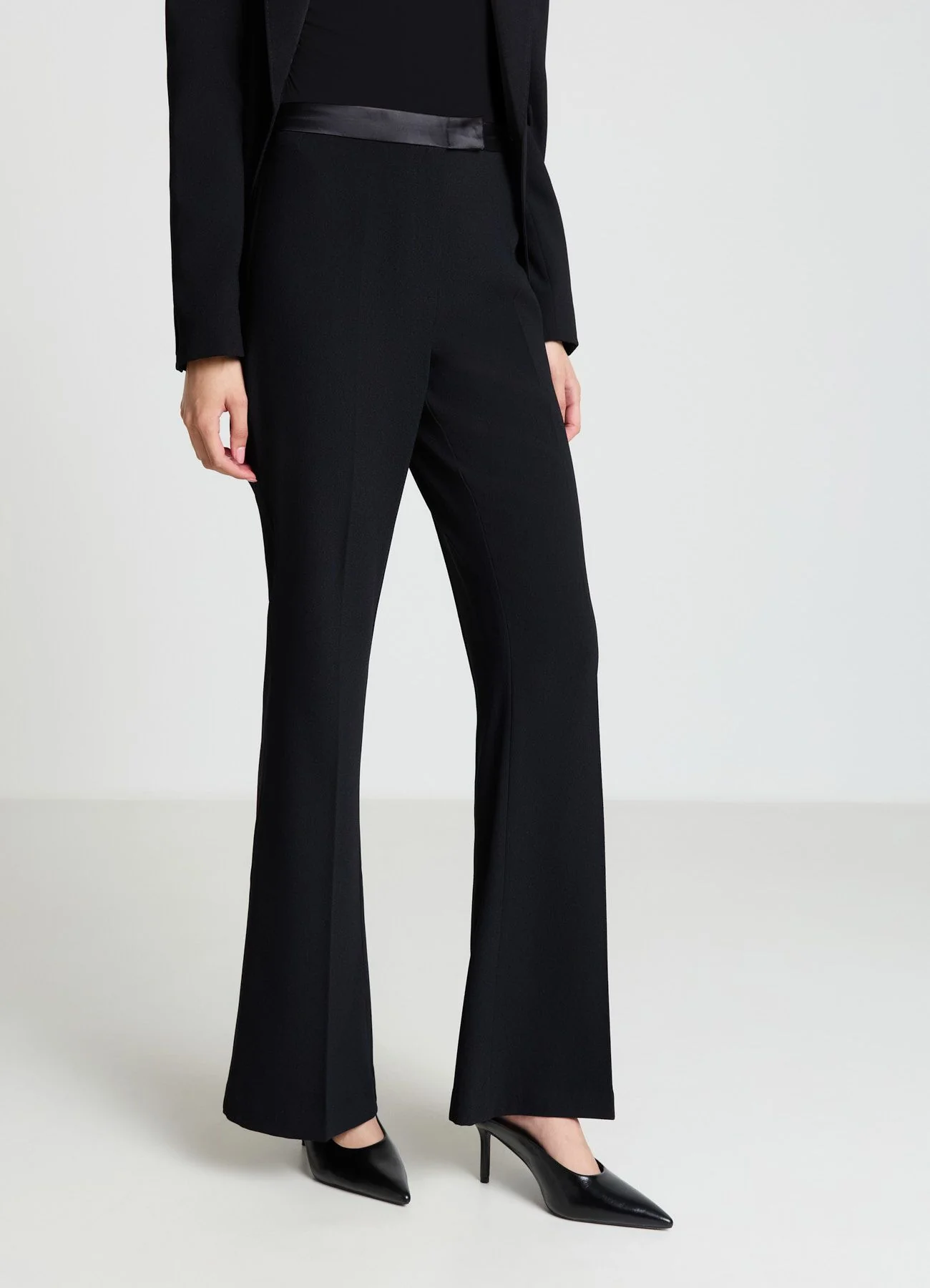 Pantaloni a zampa tessuto crepe
