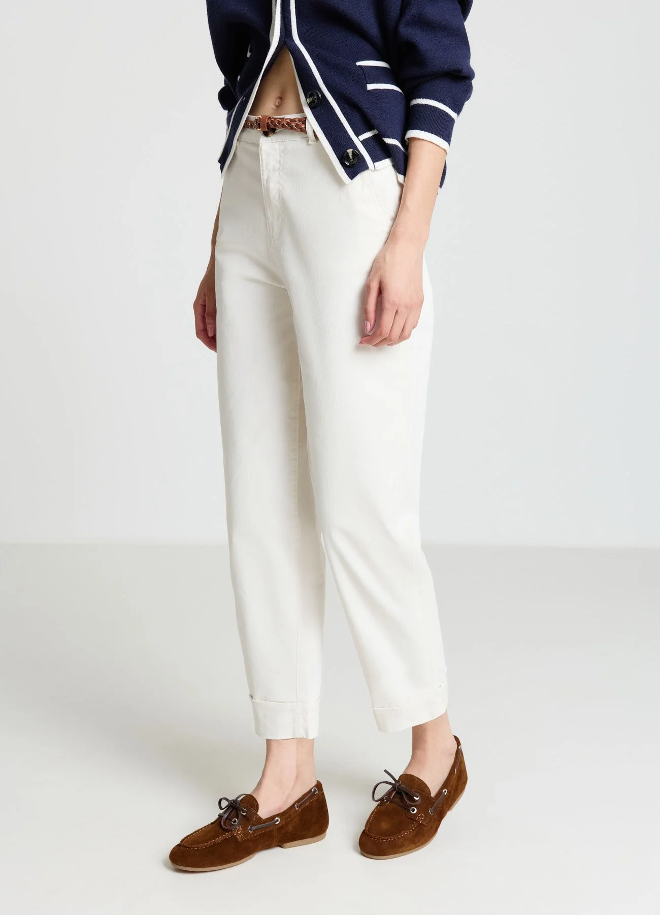 Pantaloni chino con cintura intrecciata - Image 2