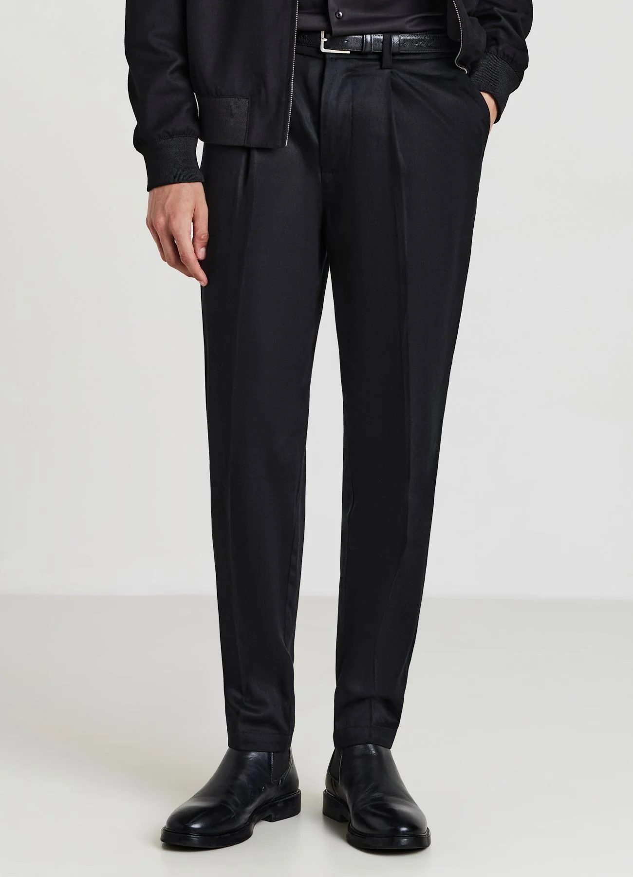 Pantaloni chinos con pinces - Image 2