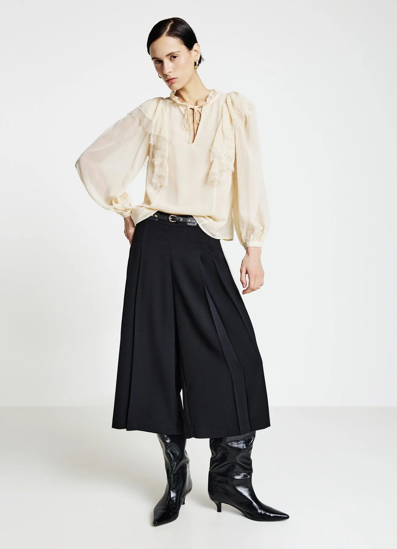 Pantaloni culotte con pieghe e cintura