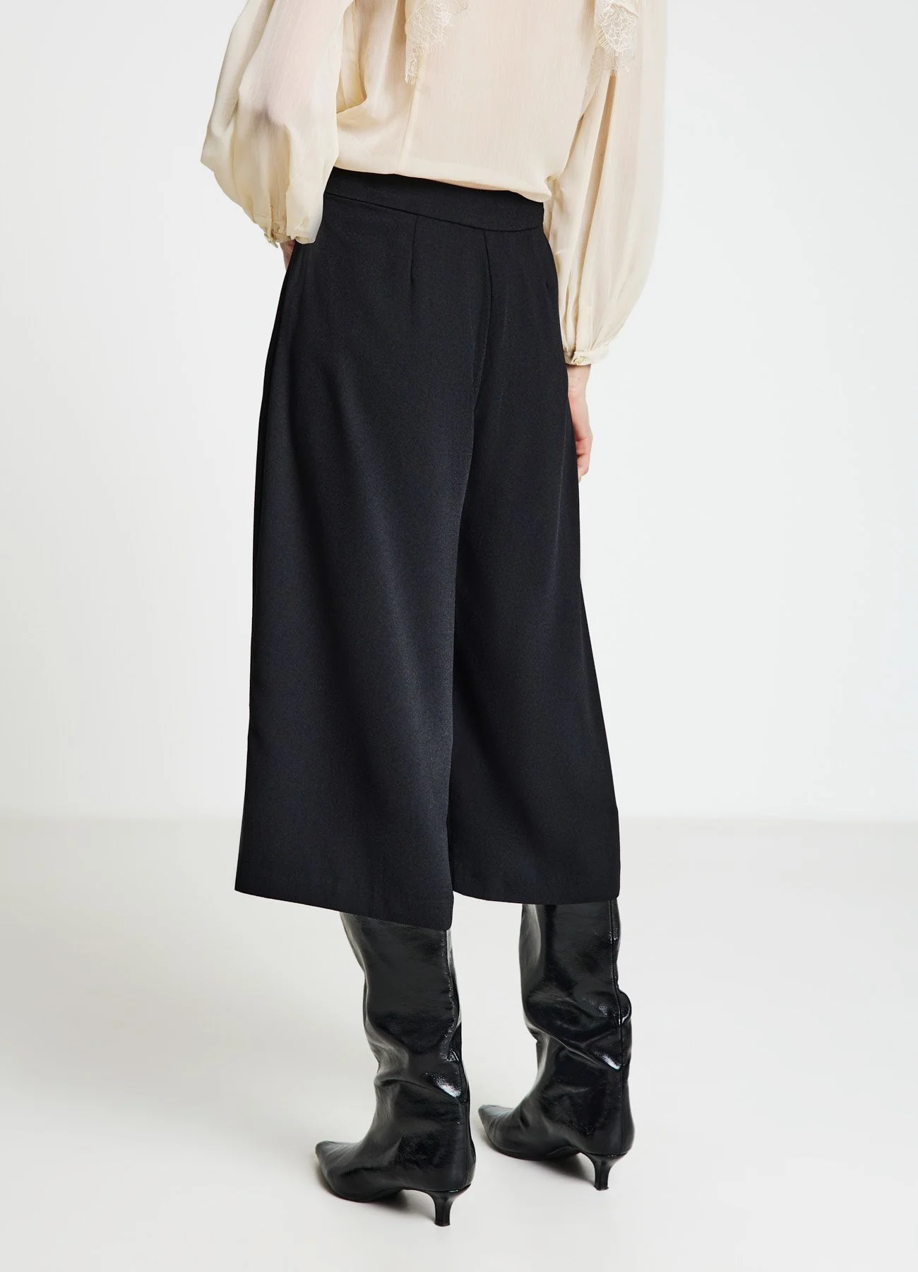 Pantaloni culotte con pieghe e cintura - Image 3