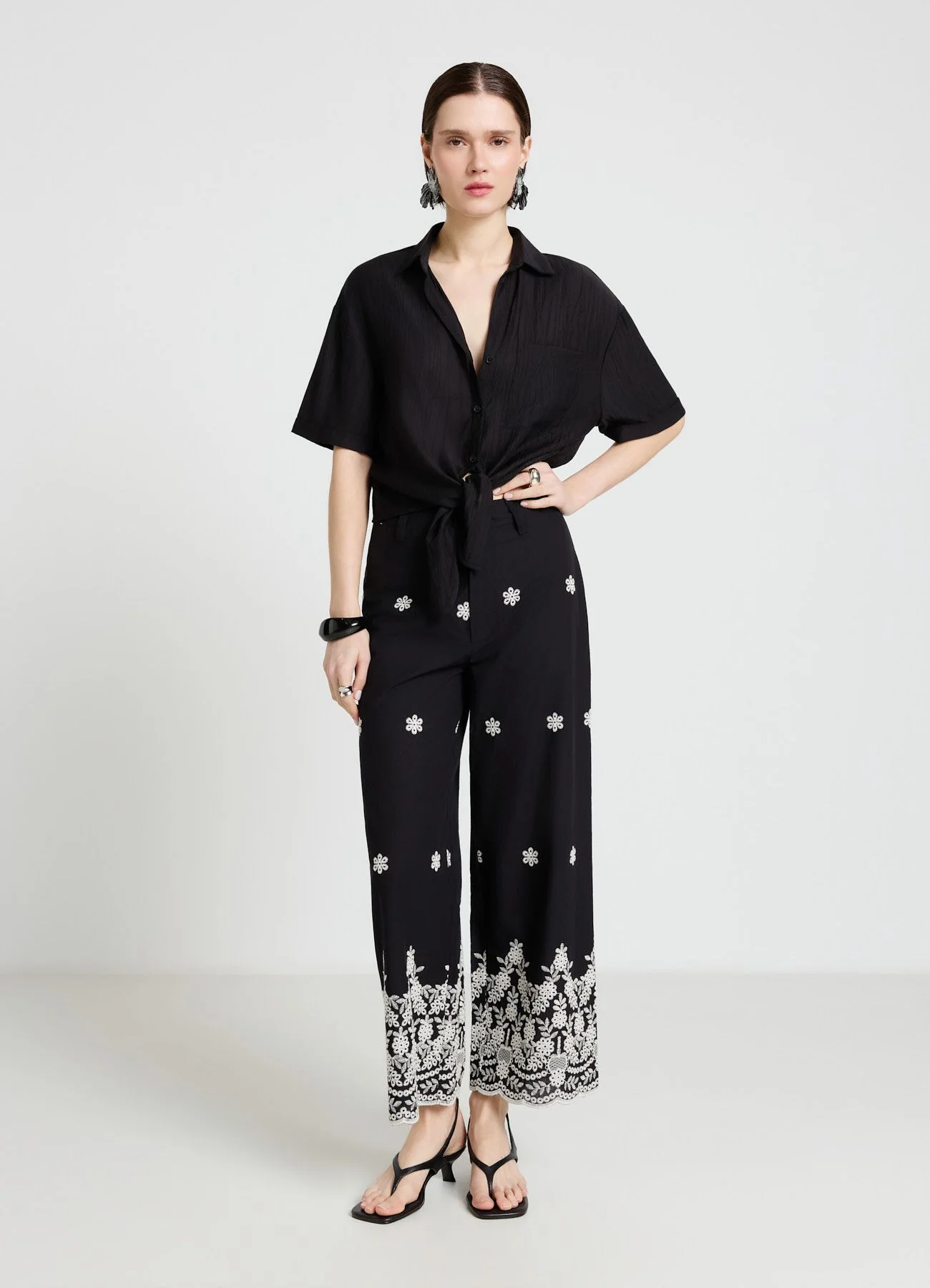 Pantaloni culotte con ricamo floreale