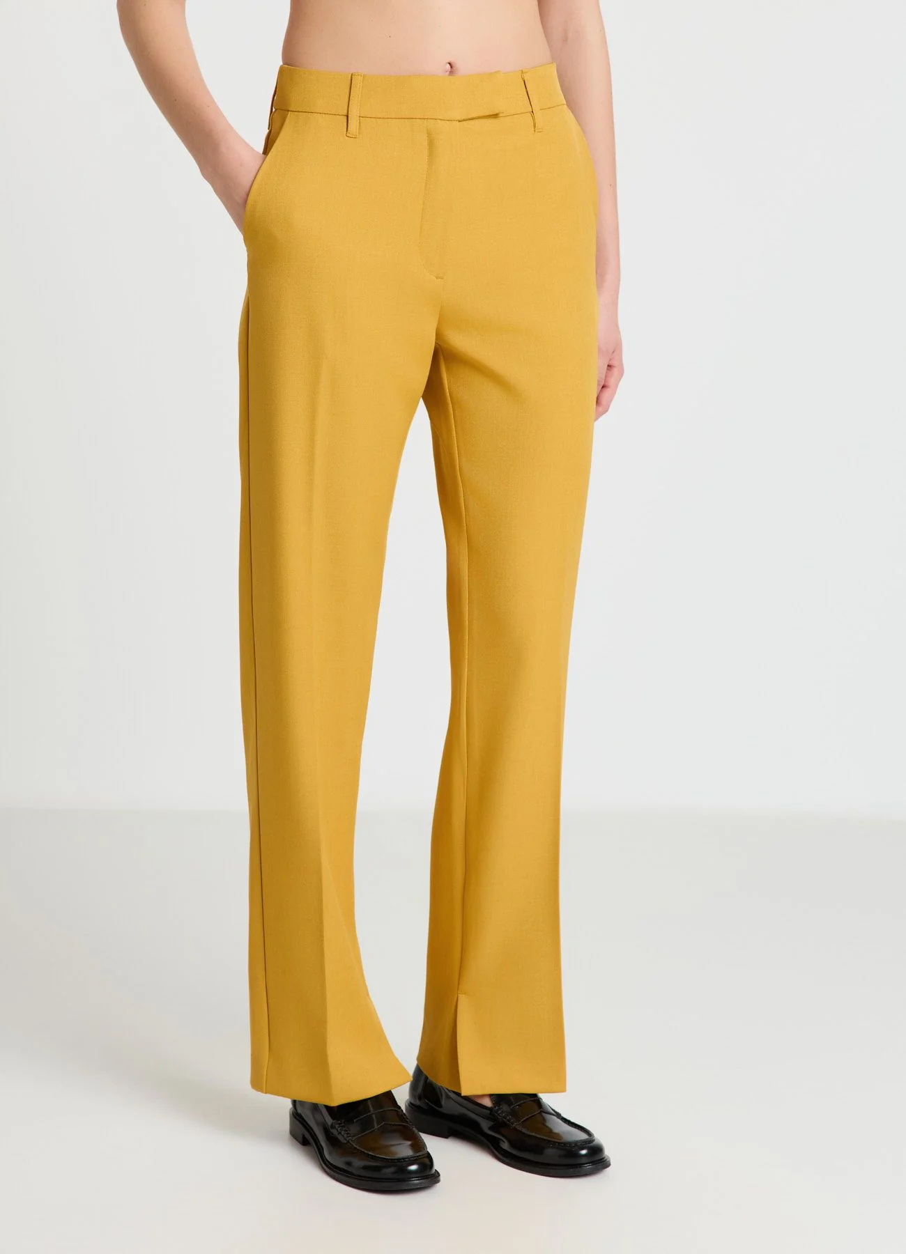 Pantaloni dritti con spacchi al fondo