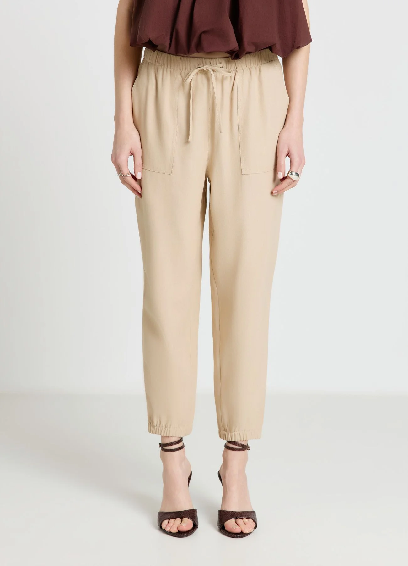 Pantaloni jogger con coulisse e tasche applicate - Image 2