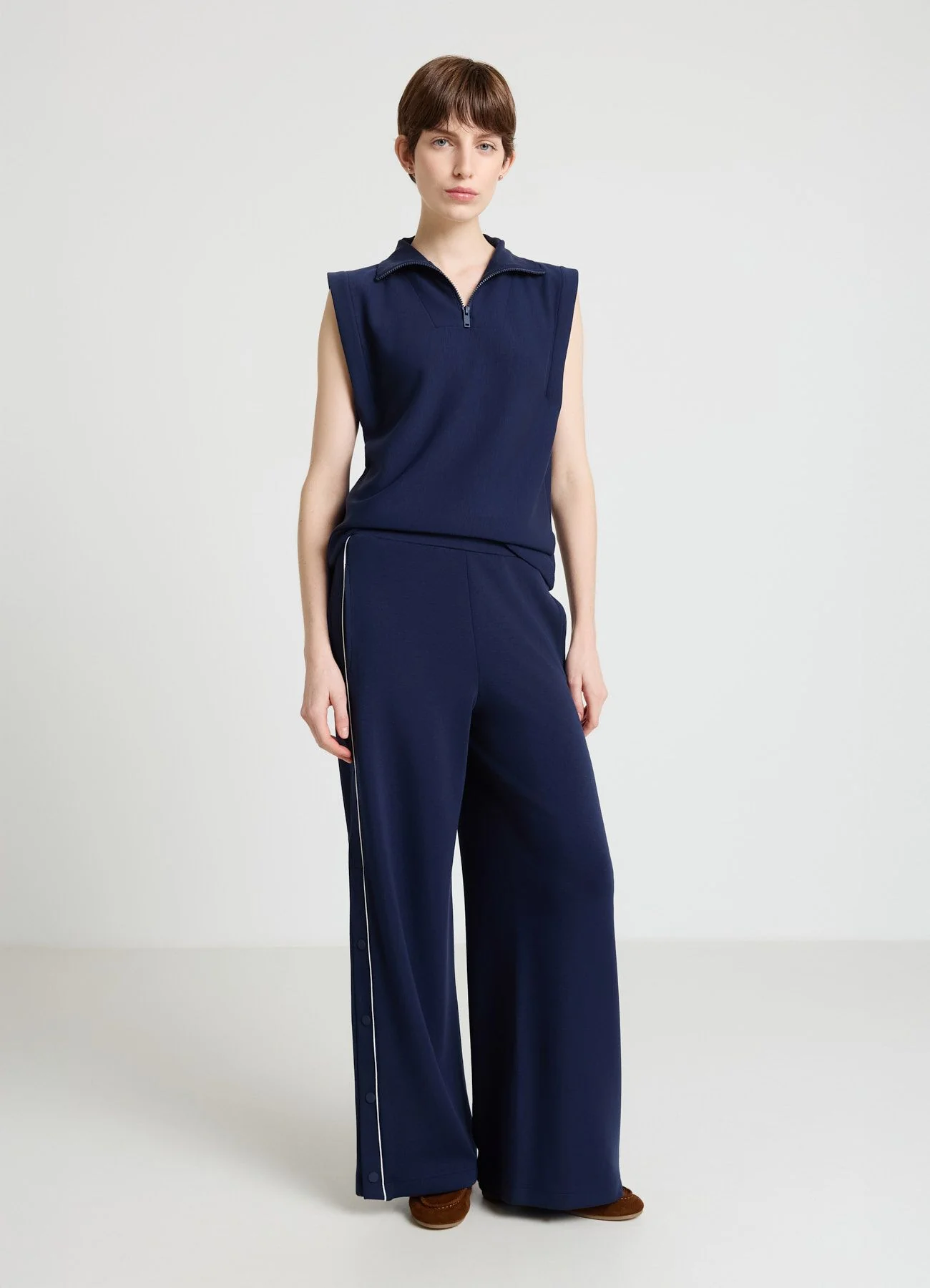 Pantaloni palazzo con bottoni laterali
