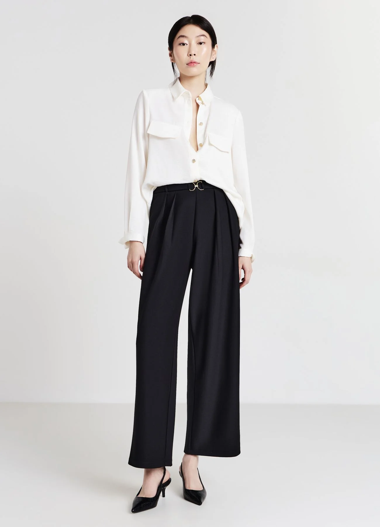 Pantaloni palazzo con cintura decorativa