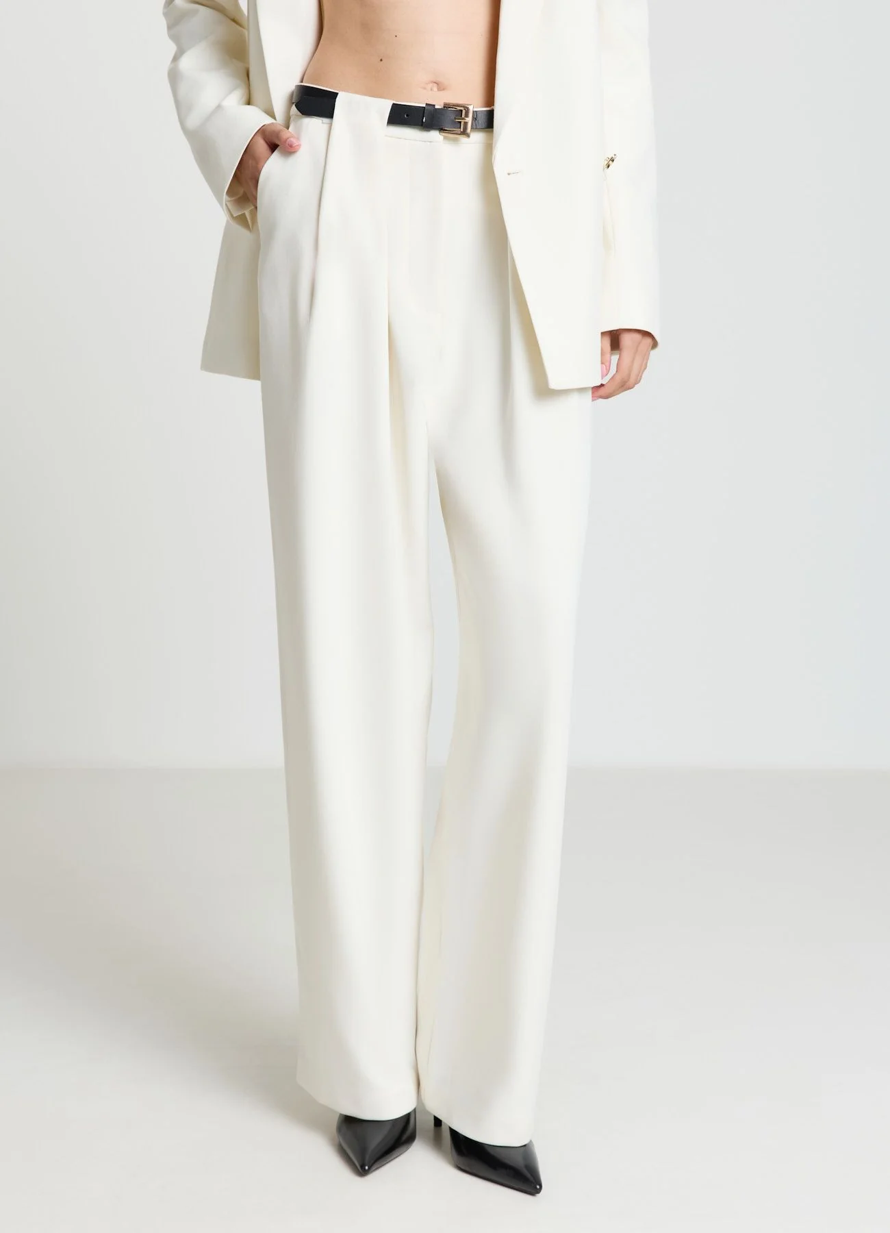 Pantaloni palazzo con pieghe e cintura - Image 3