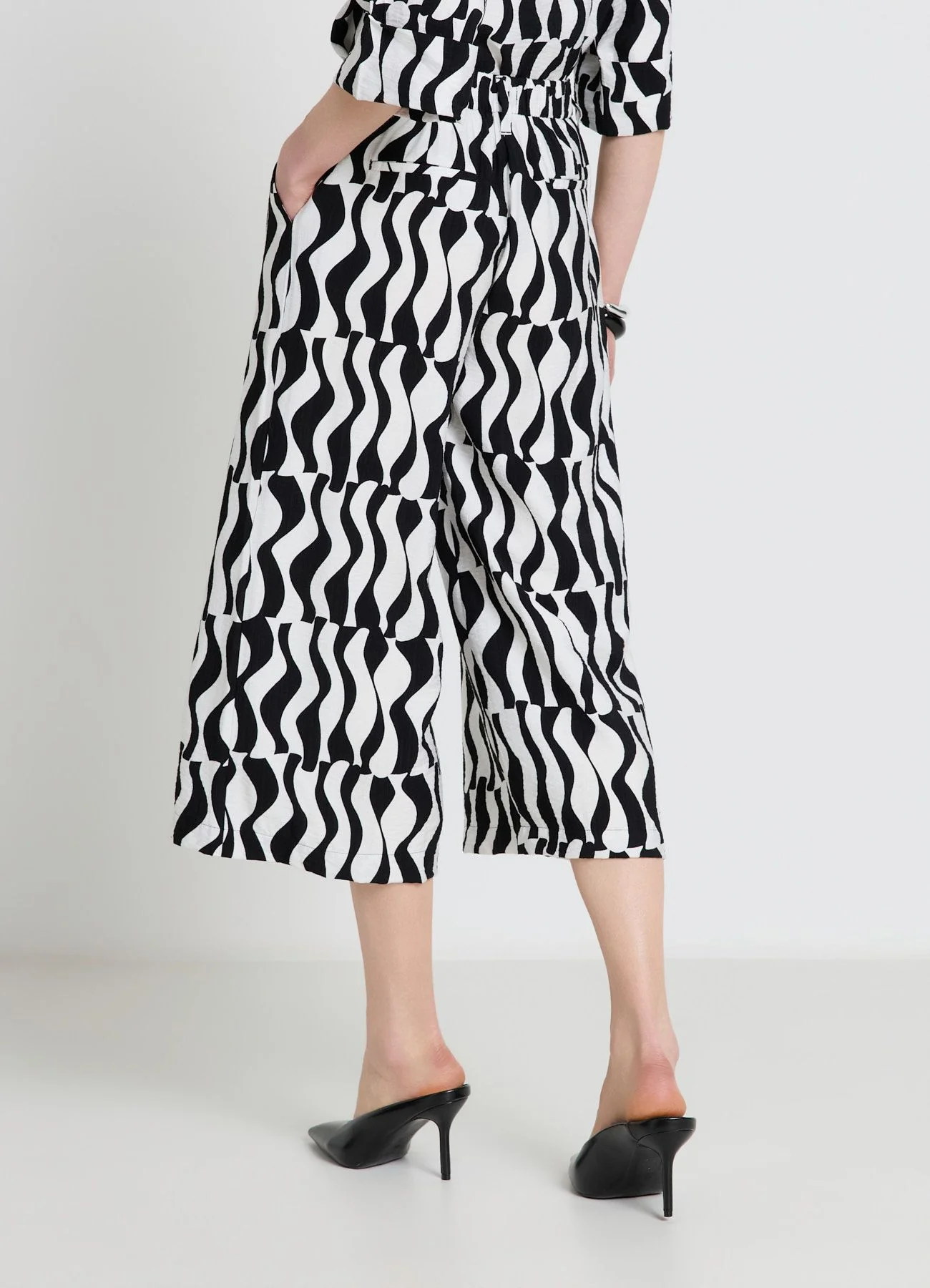 Pantaloni palazzo crop ampio a fantasia - Image 3