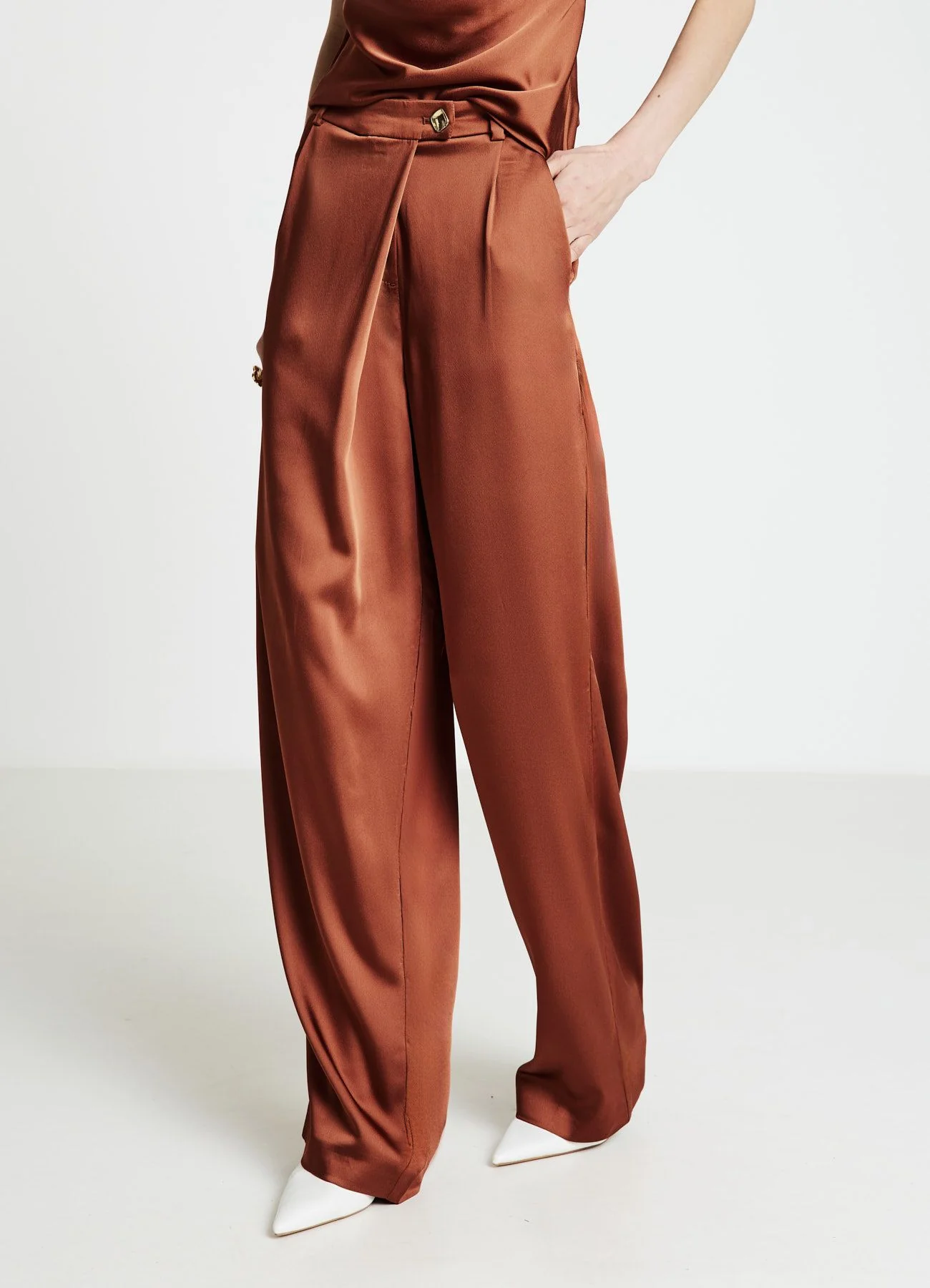 Pantaloni palazzo similsatin con piega asimmetrica - Image 2
