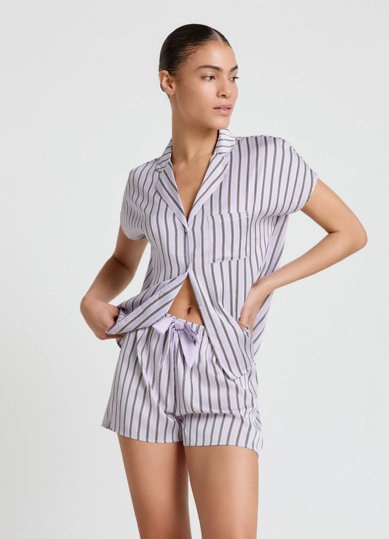 Set pigiama a righe con camicia e shorts - Image 3