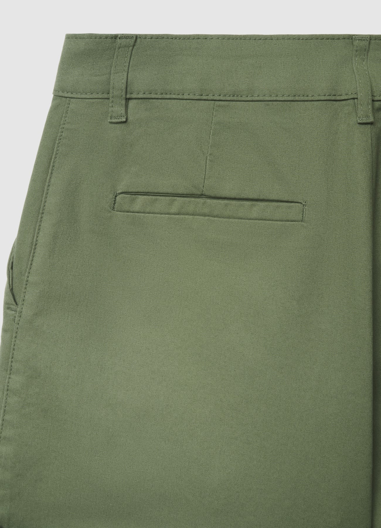 Shorts chino con risvolto - Image 2