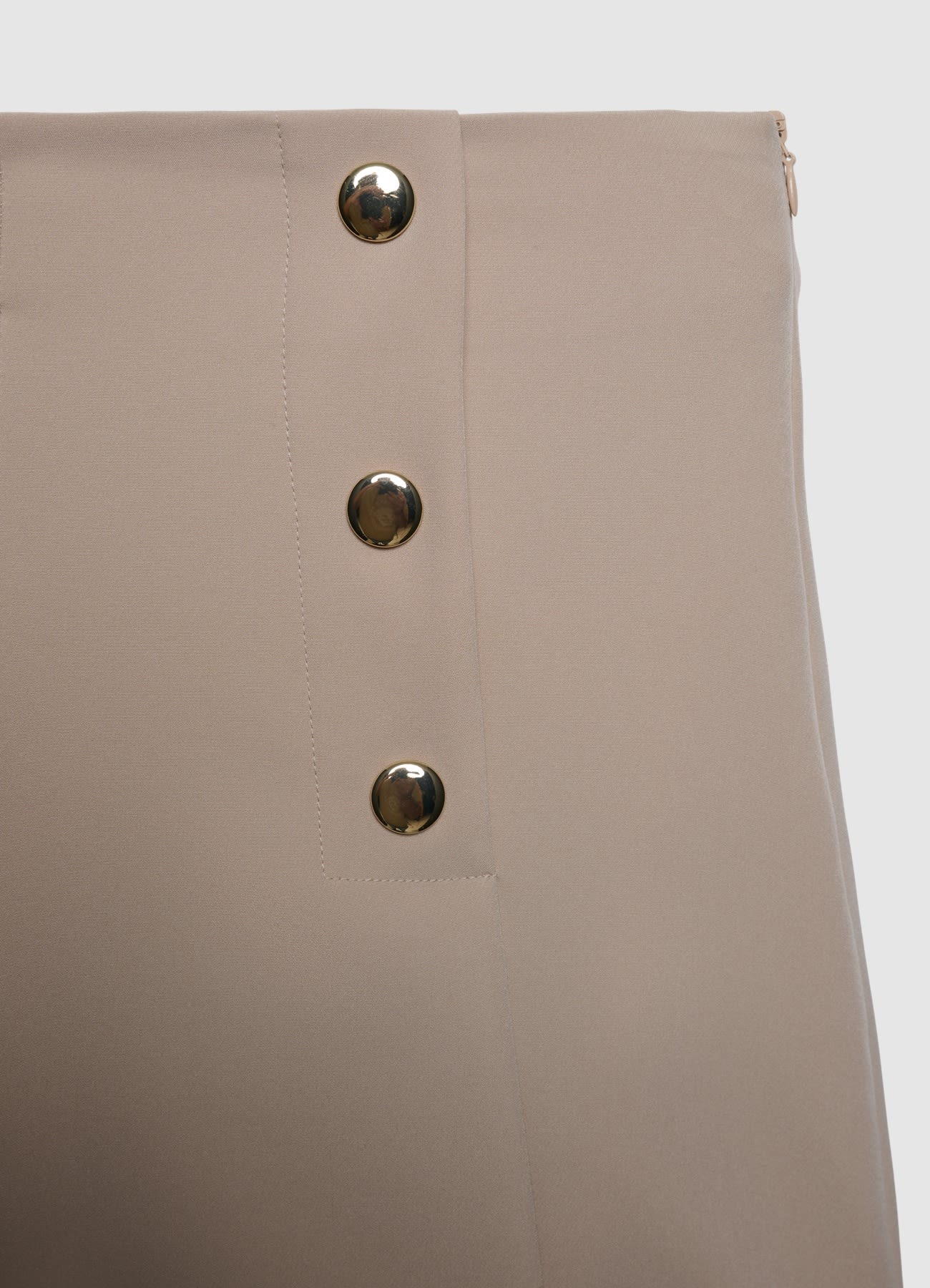 Shorts con bottoni decorativi - Image 3