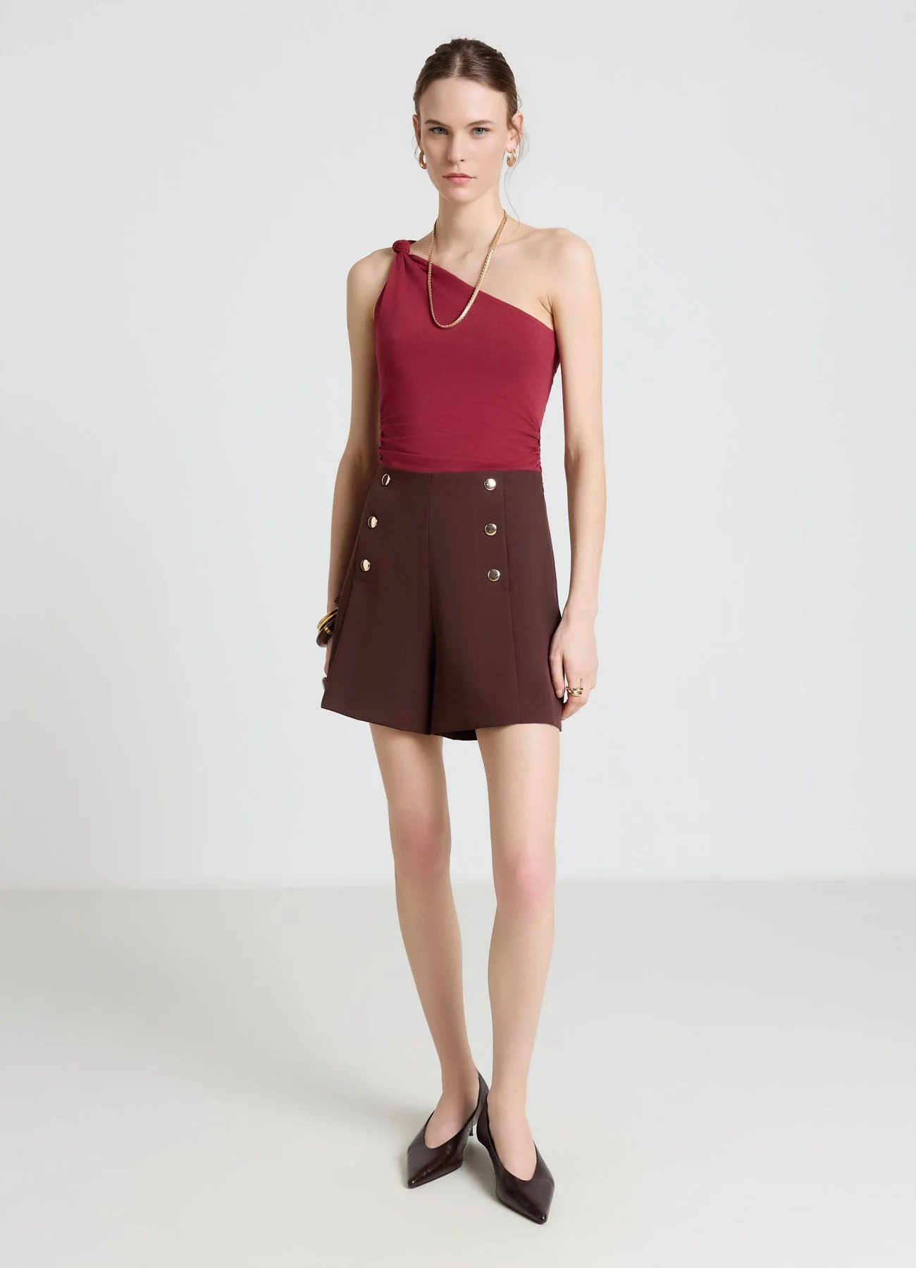Shorts con bottoni decorativi - Image 2
