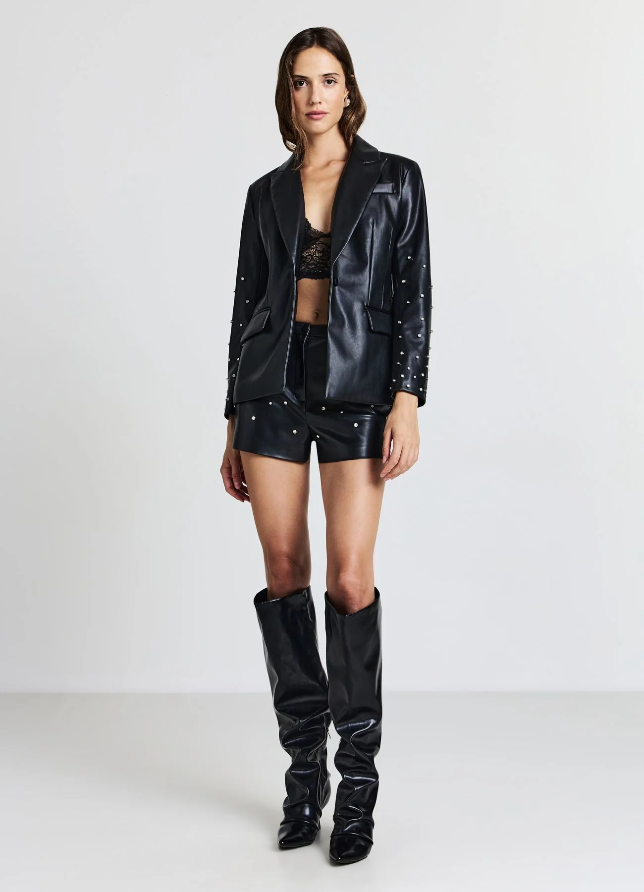 Shorts in similpelle con strass
